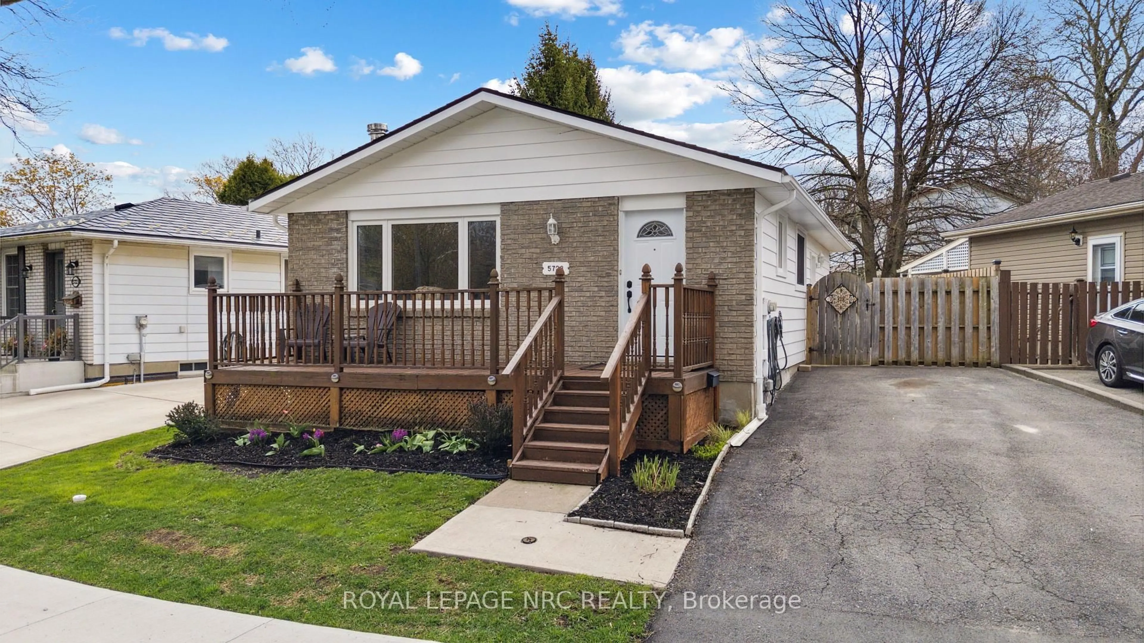 Home with vinyl exterior material, street for 5728 Heritage Dr, Niagara Falls Ontario L2J 3J8