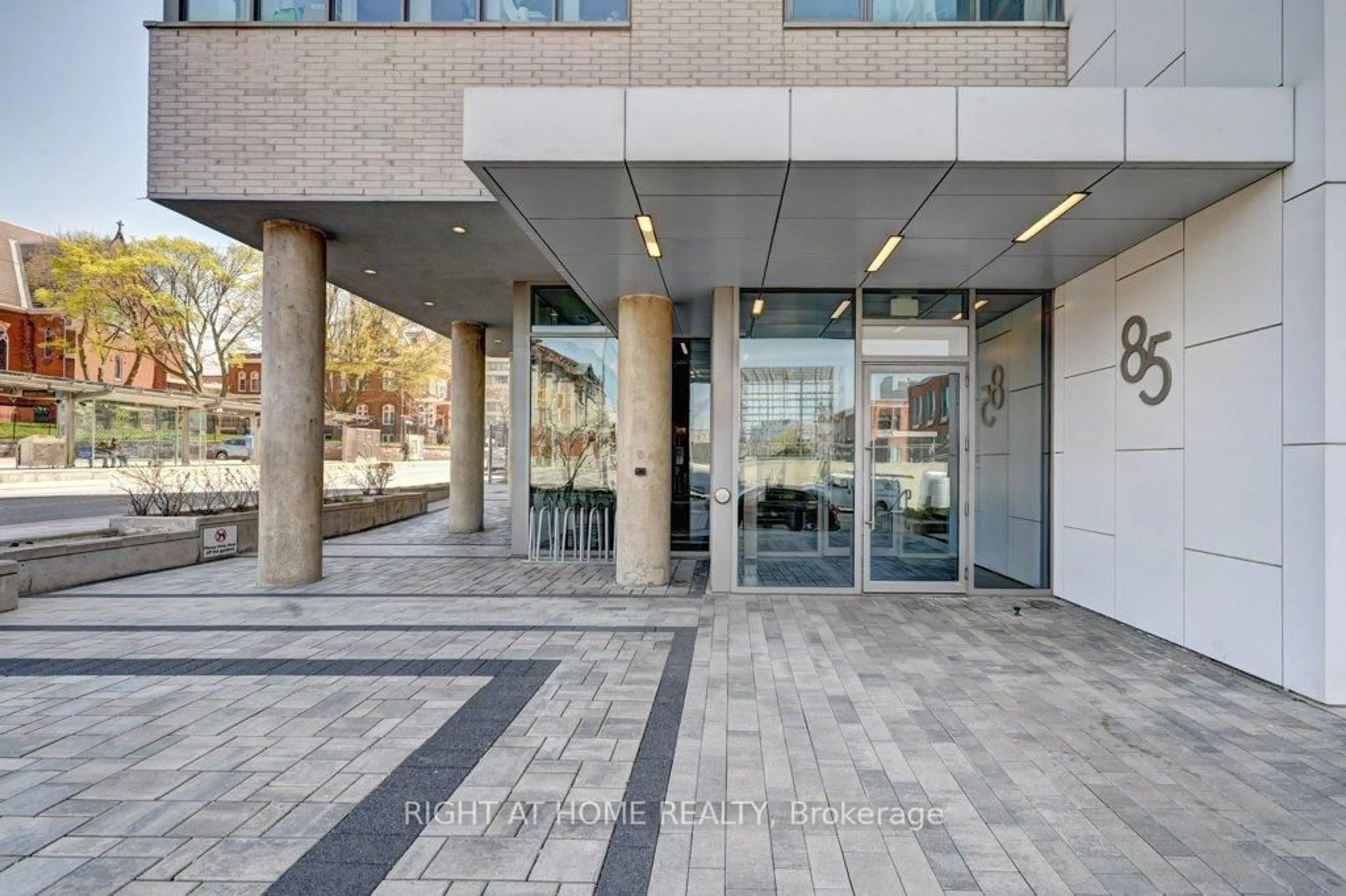 Indoor foyer for 85 Duke St #1212, Kitchener Ontario N2H 0B7