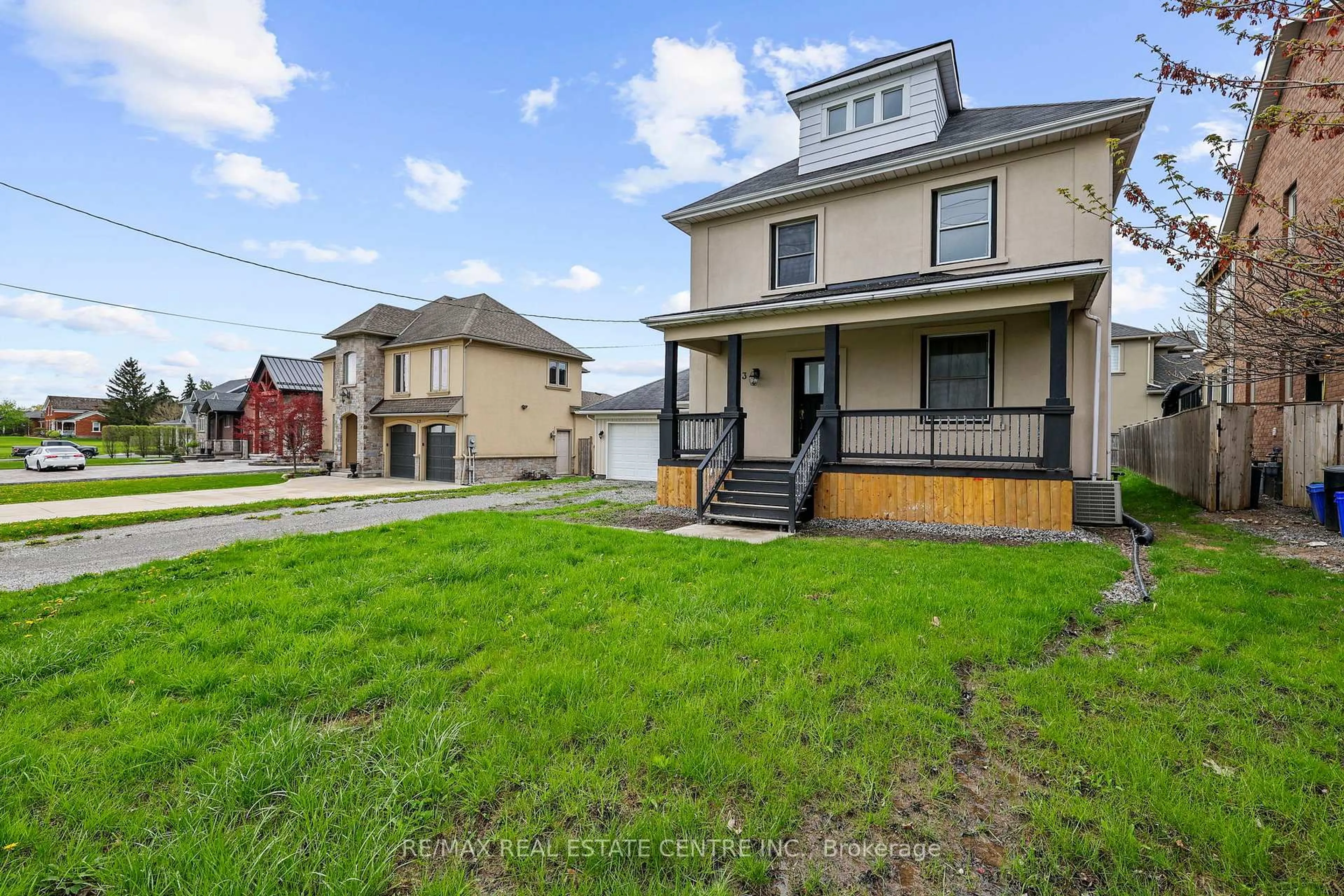 A pic from outside/outdoor area/front of a property/back of a property/a pic from drone, street for 323 Queenston Rd, Niagara-on-the-Lake Ontario L0S 1J0