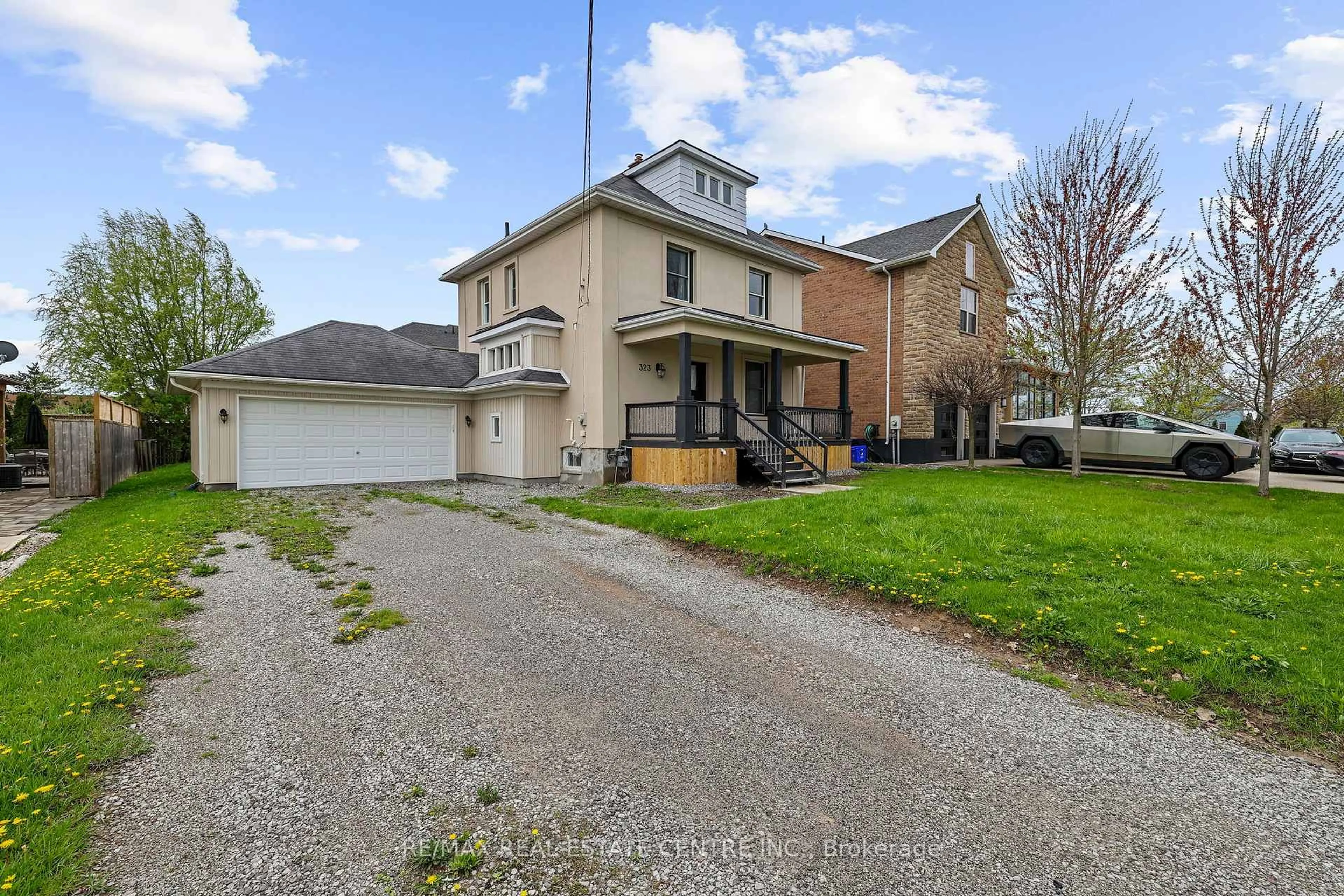 A pic from outside/outdoor area/front of a property/back of a property/a pic from drone, street for 323 Queenston Rd, Niagara-on-the-Lake Ontario L0S 1J0
