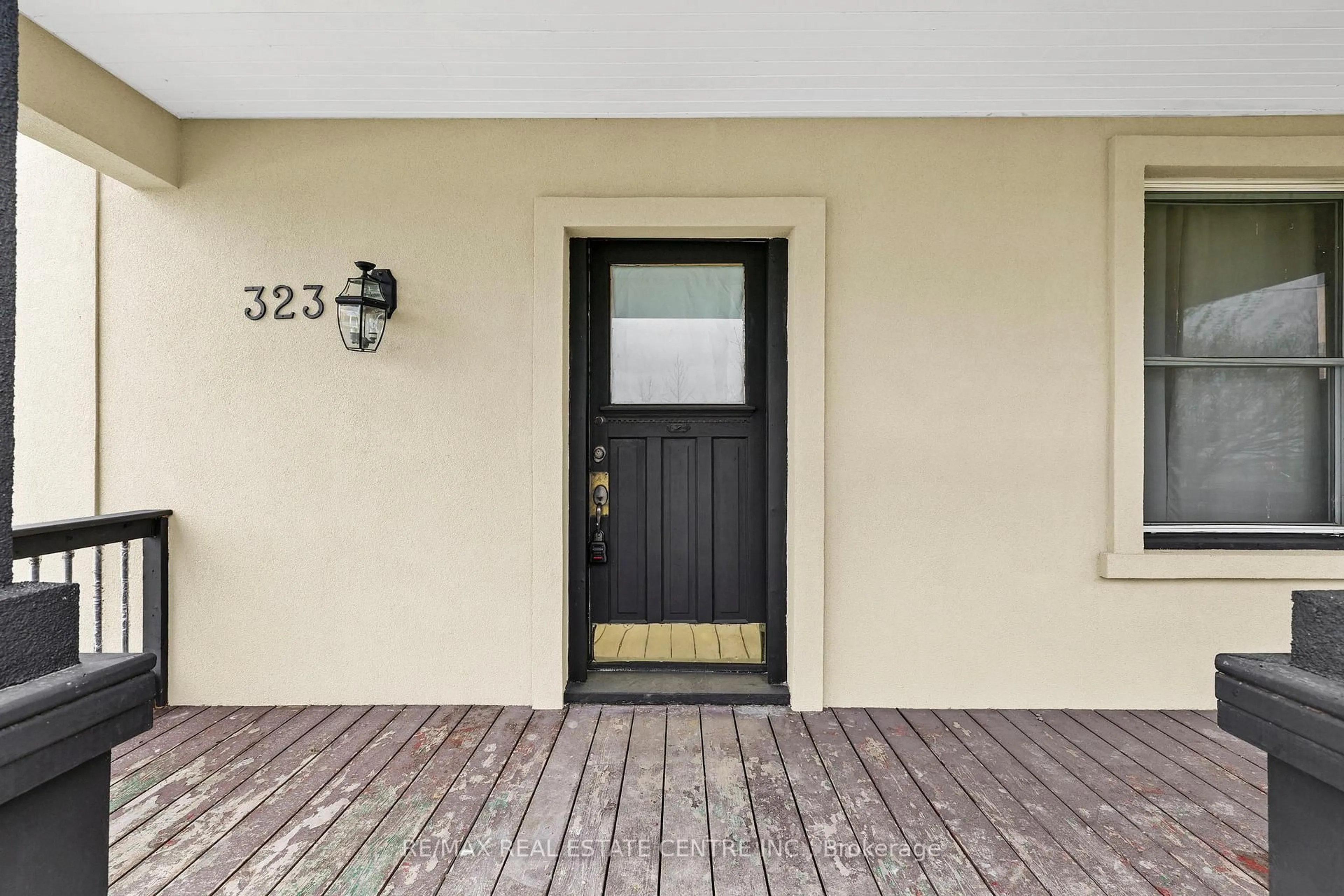 Indoor entryway for 323 Queenston Rd, Niagara-on-the-Lake Ontario L0S 1J0