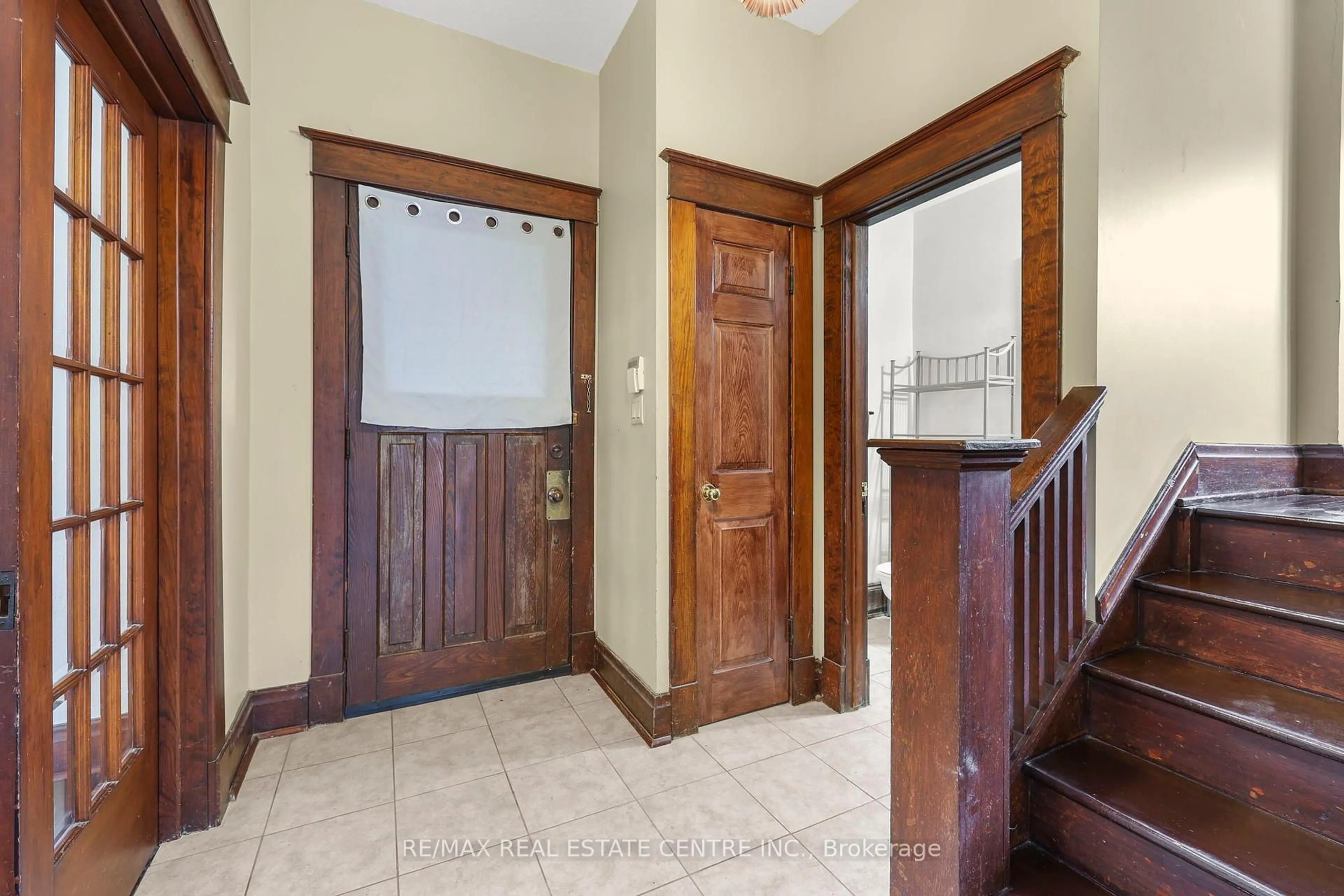 Indoor entryway for 323 Queenston Rd, Niagara-on-the-Lake Ontario L0S 1J0