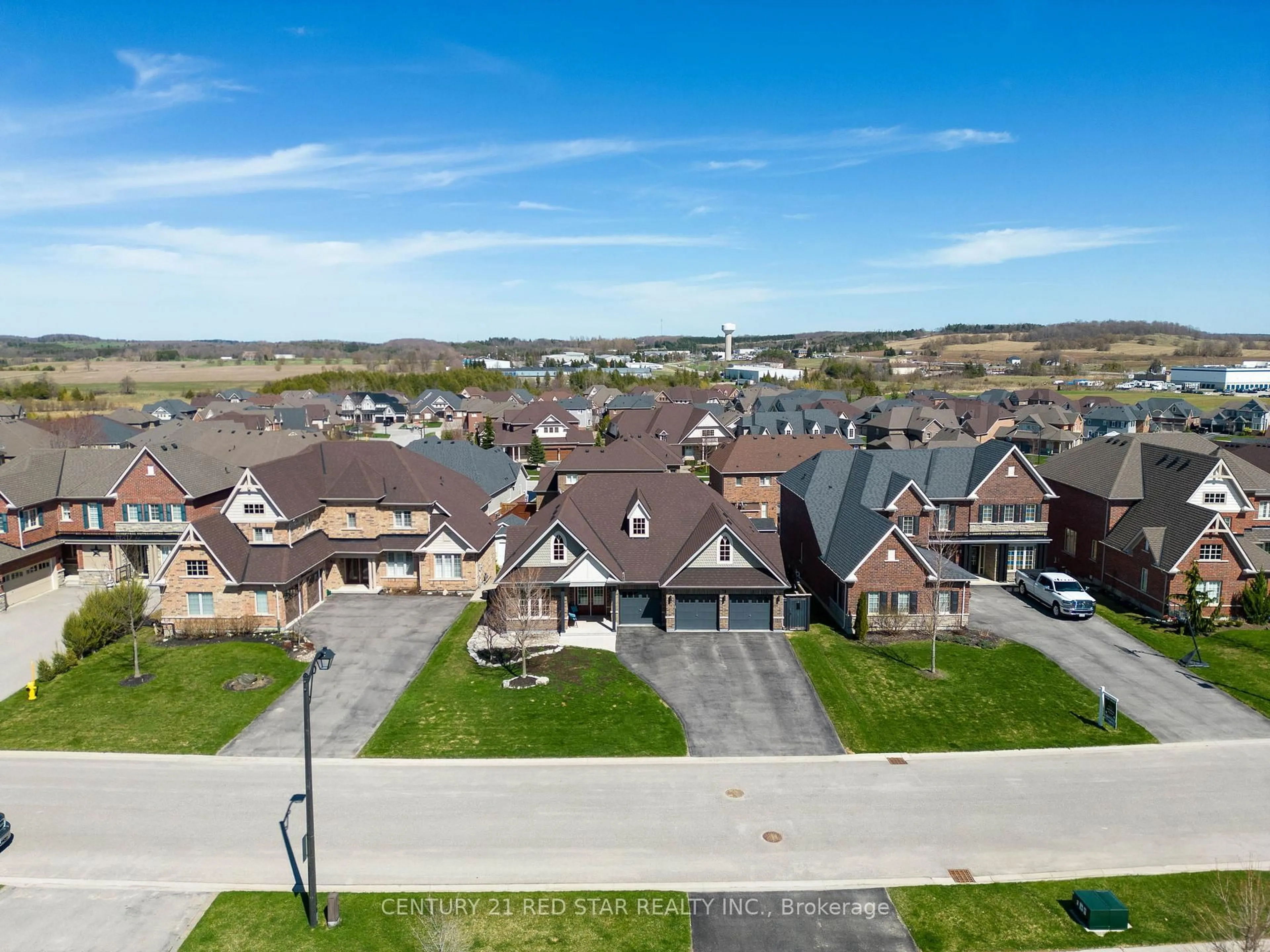 A pic from outside/outdoor area/front of a property/back of a property/a pic from drone, mountain view for 18 Mitchell Cres, Mono Ontario L9W 6W6