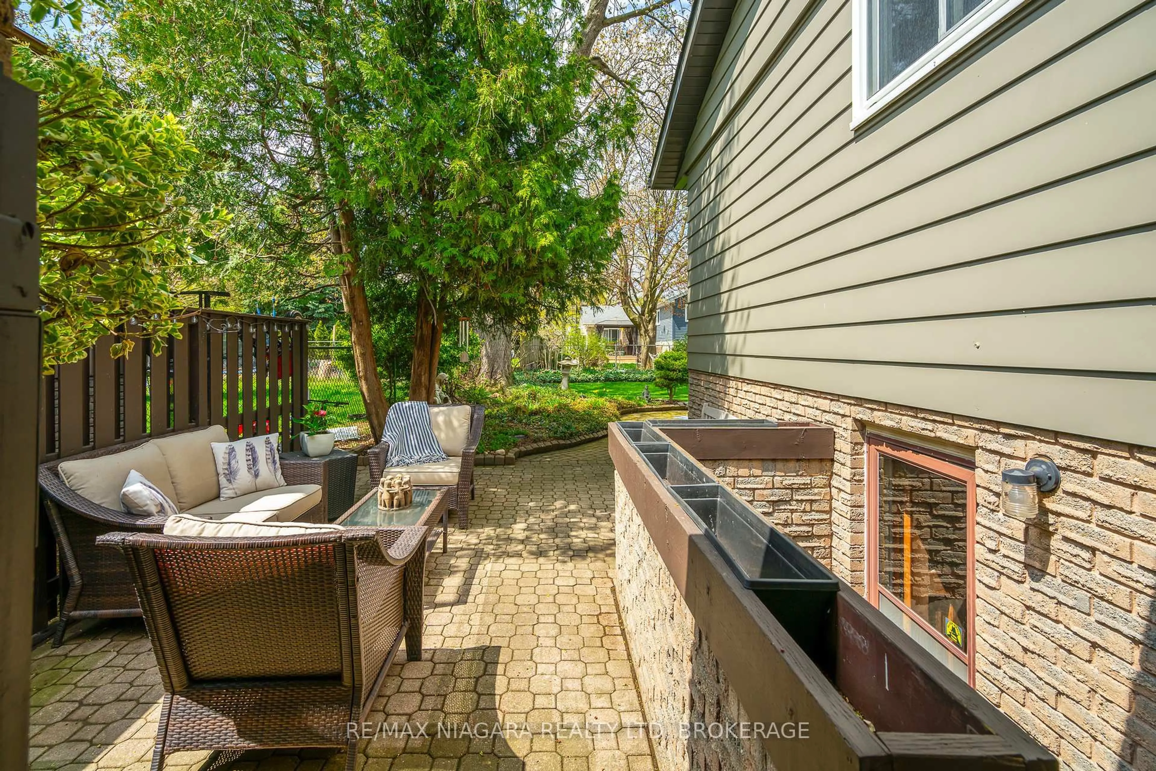 Patio, street for 9 Shoreline Dr, St. Catharines Ontario L2N 3V7