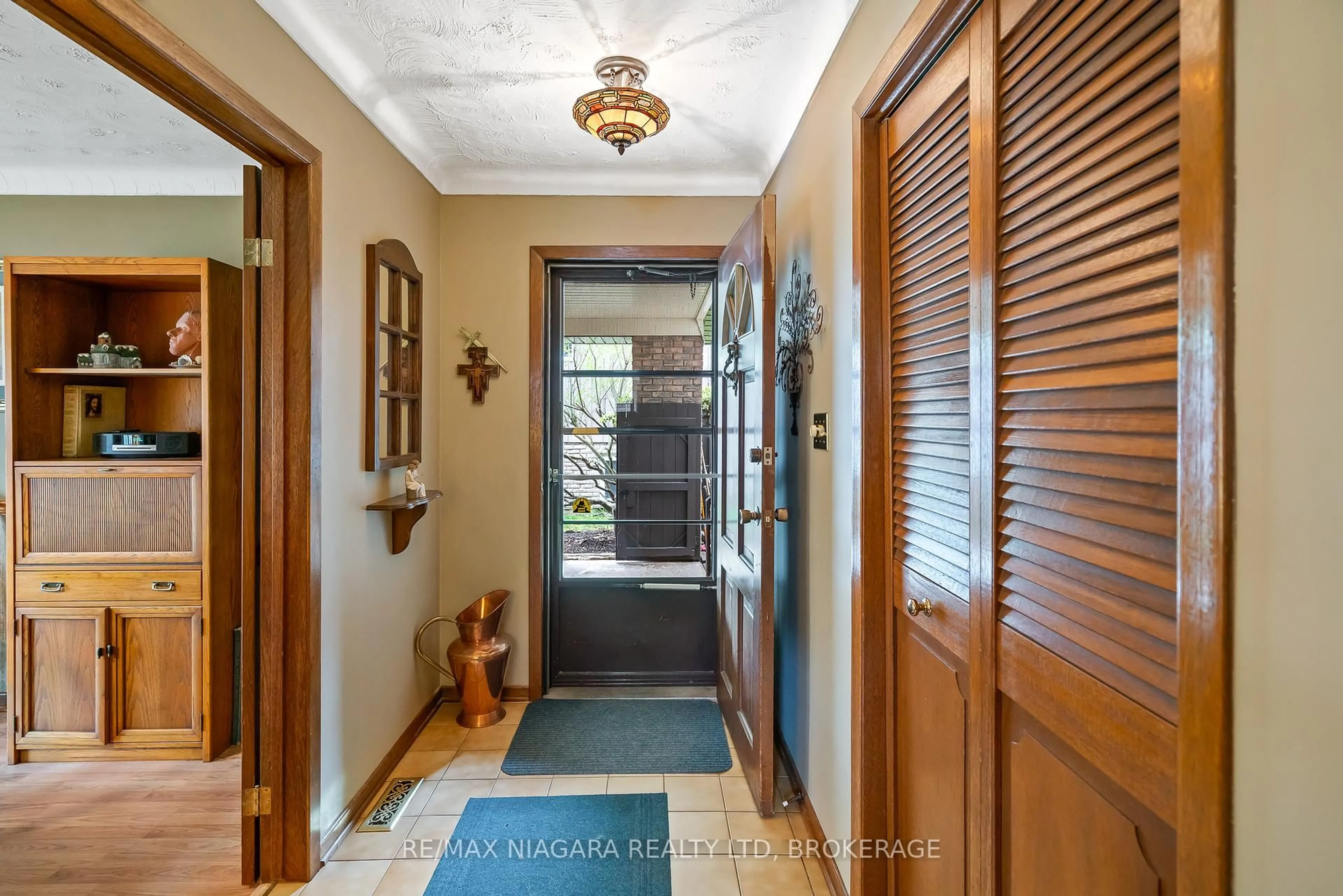Indoor foyer for 9 Shoreline Dr, St. Catharines Ontario L2N 3V7