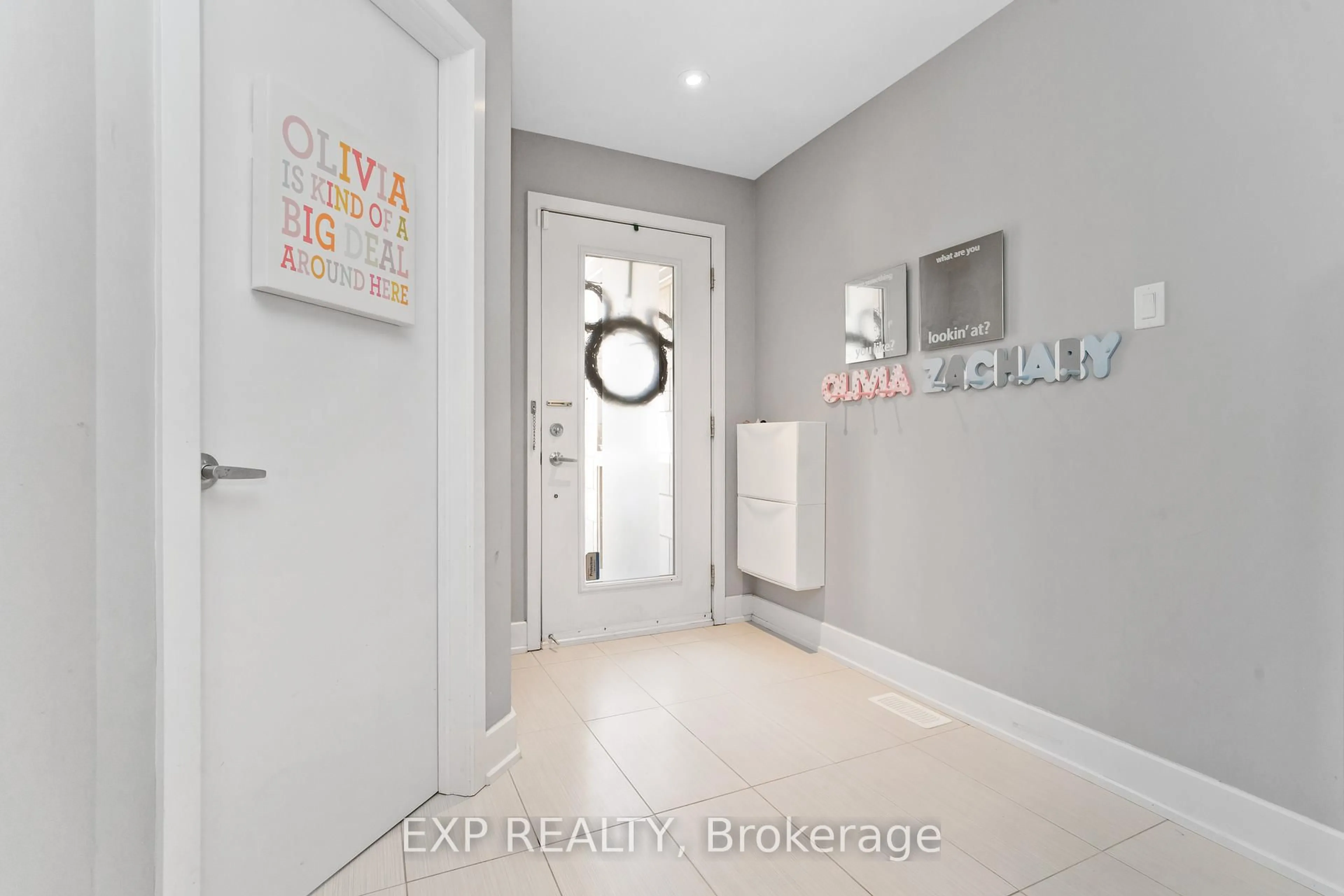 Indoor entryway for 57D Young St, Ottawa Ontario K1S 5T5