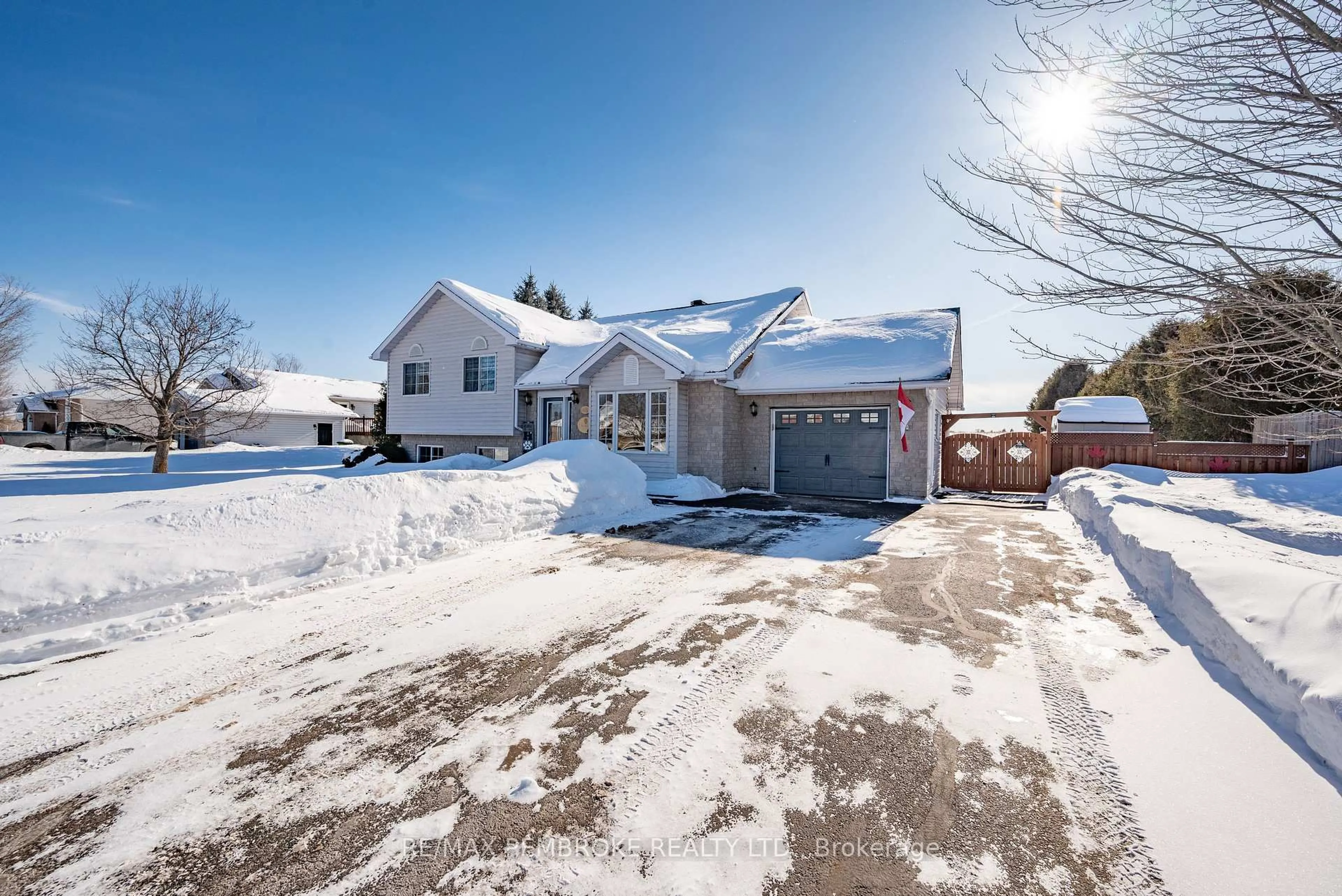 A pic from outside/outdoor area/front of a property/back of a property/a pic from drone, street for 165 Pleasant View Dr, Pembroke Ontario K8B 1B8