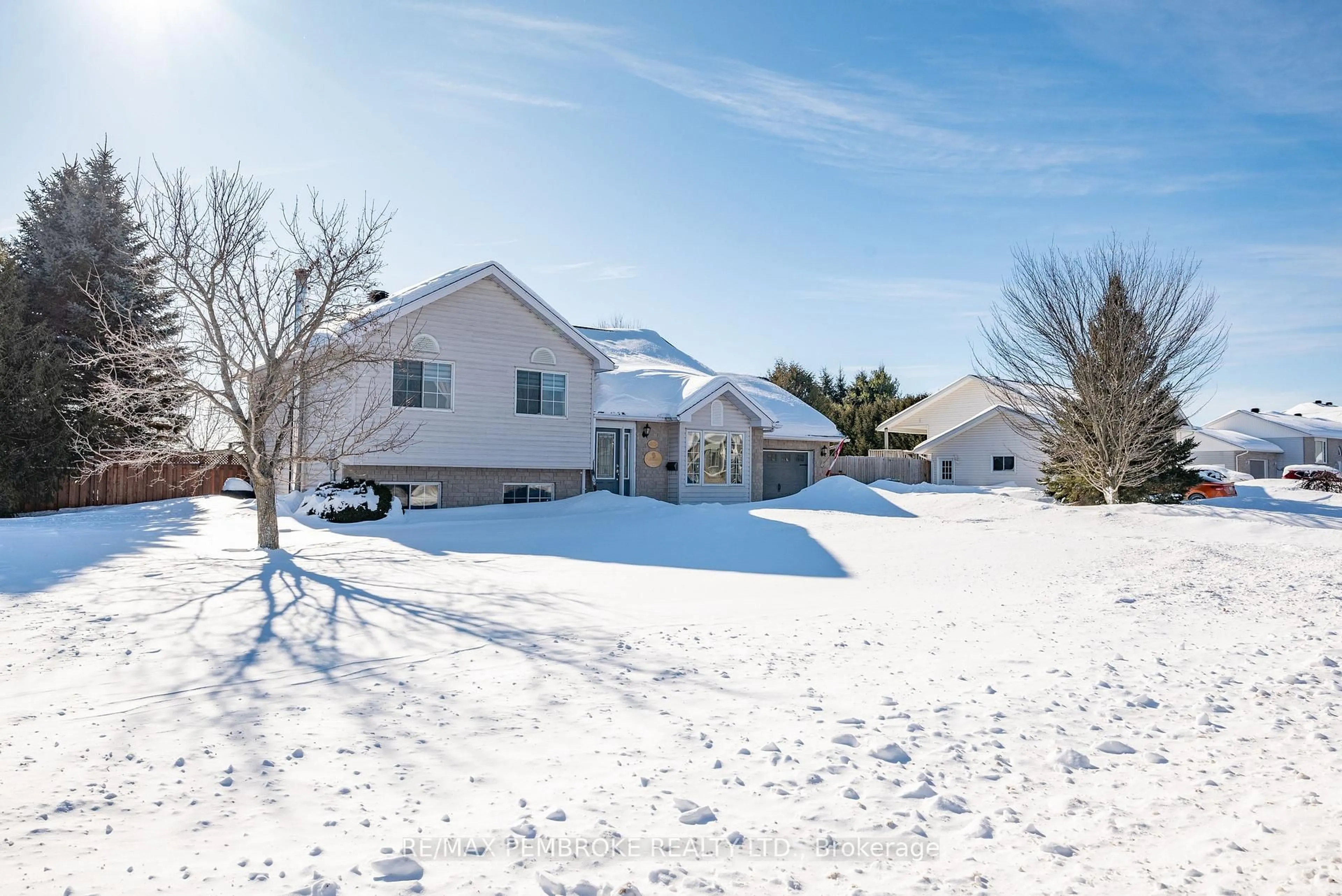 A pic from outside/outdoor area/front of a property/back of a property/a pic from drone, street for 165 Pleasant View Dr, Pembroke Ontario K8B 1B8
