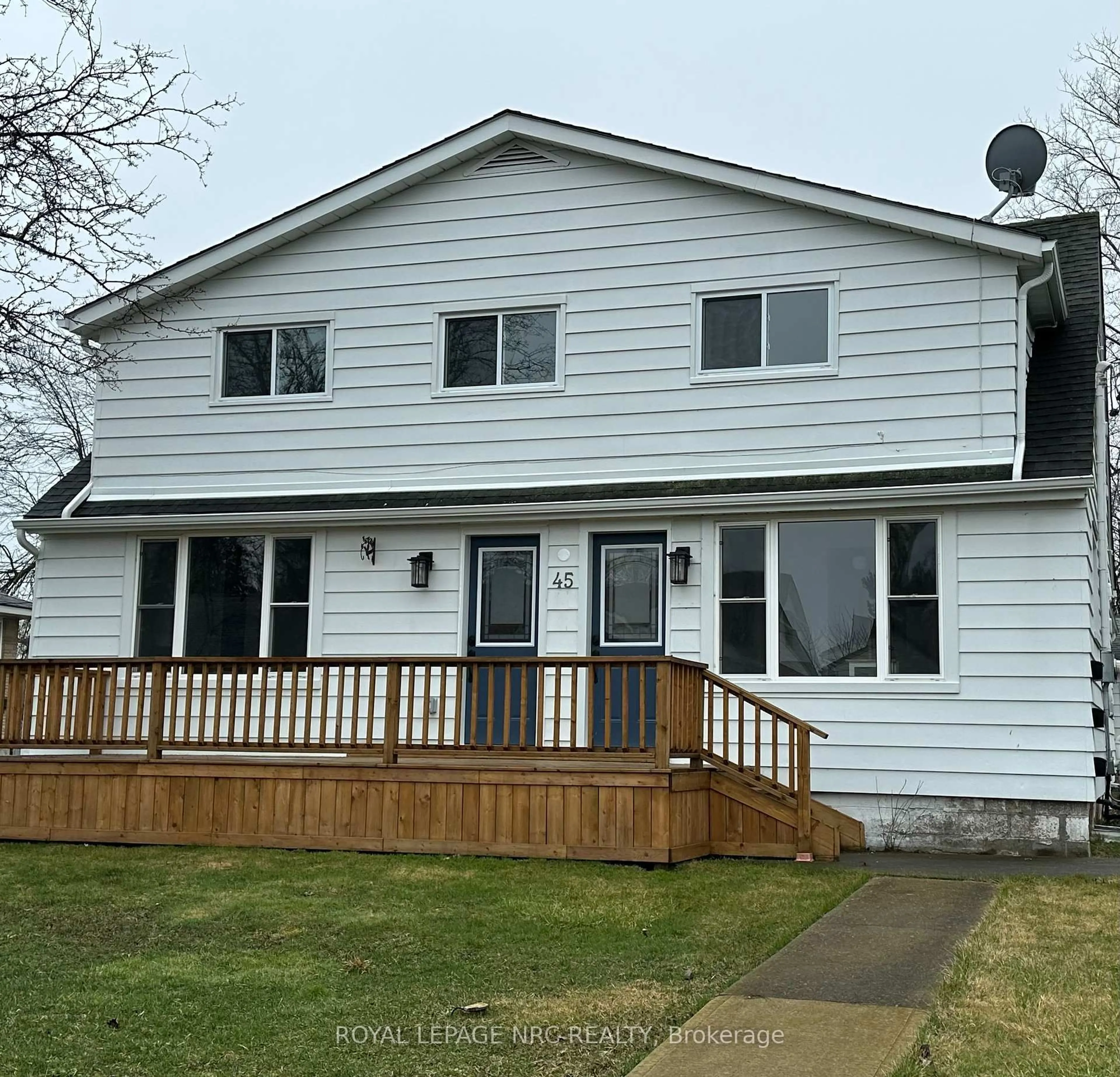 Home with vinyl exterior material, building for 45 Catherine St, Fort Erie Ontario L2A 2G8