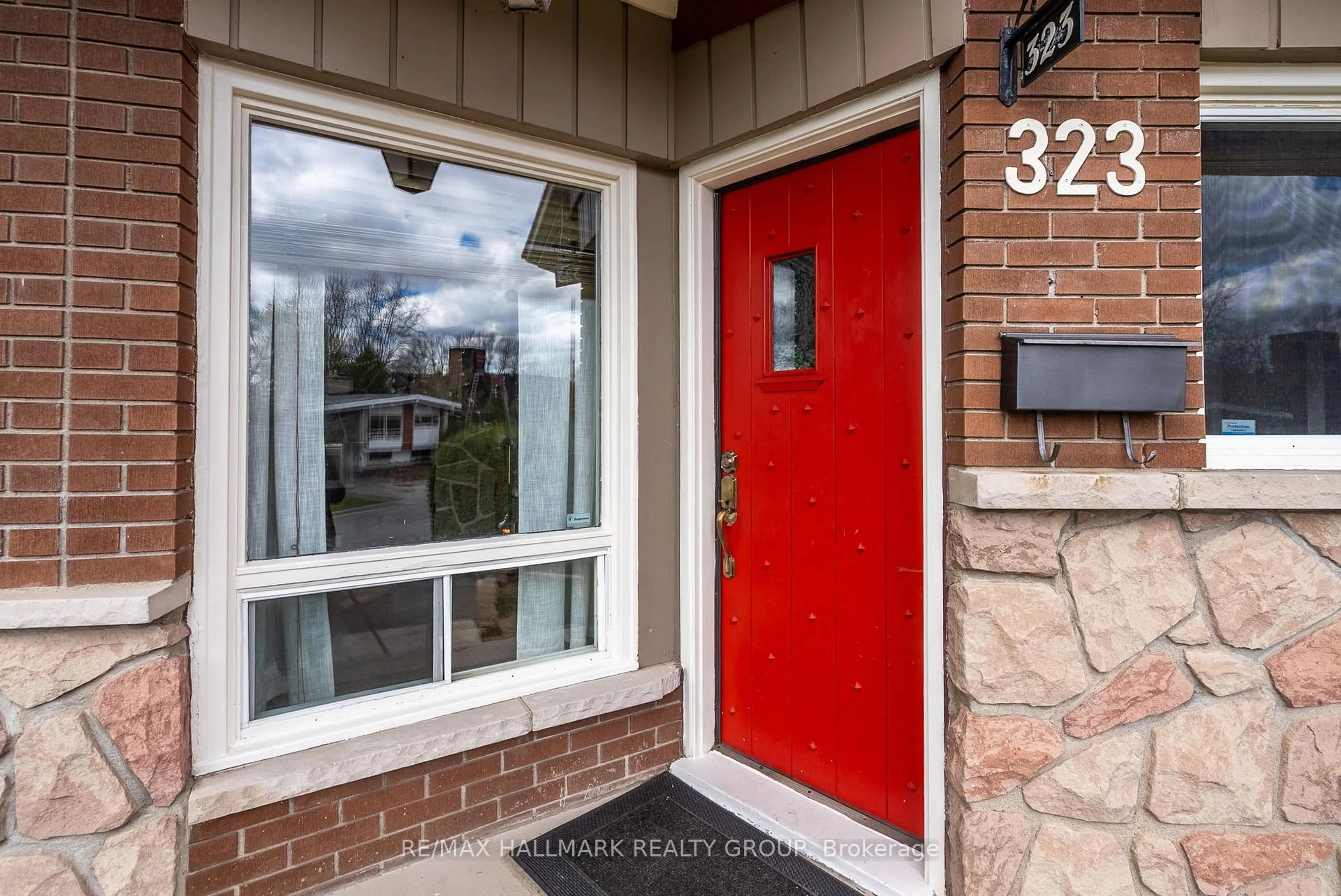 Indoor entryway for 323 Perrier Ave, Ottawa Ontario K1L 5C5