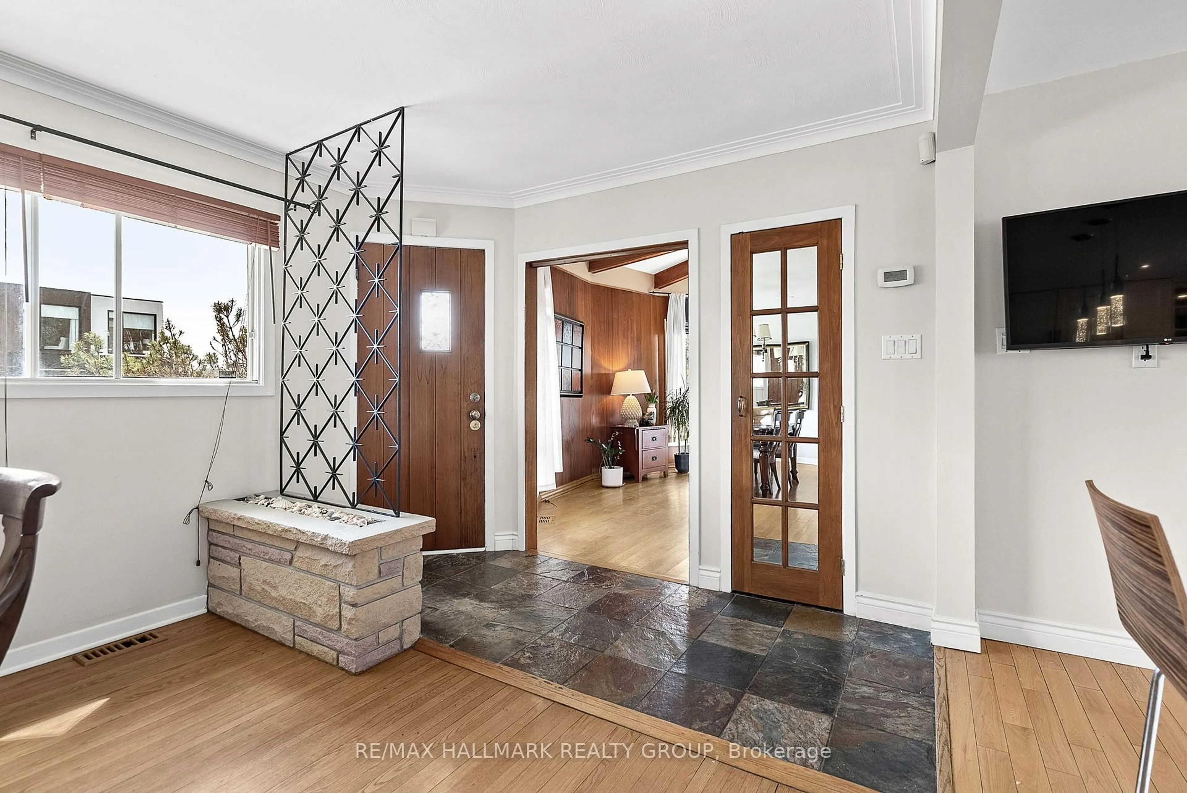 Indoor entryway for 323 Perrier Ave, Ottawa Ontario K1L 5C5