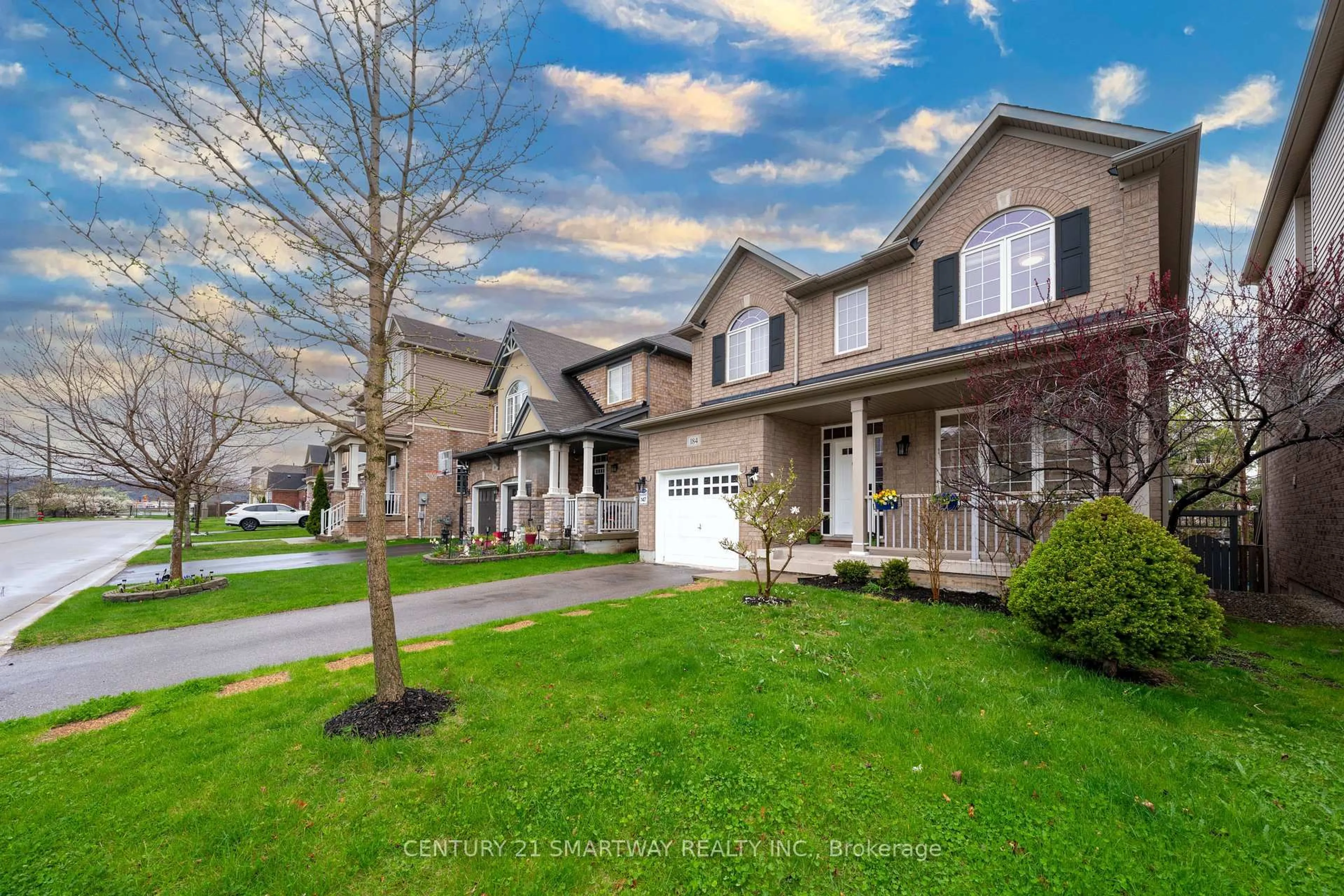 Home with vinyl exterior material, street for 184 Montreal Circ, Hamilton Ontario L8E 0C6