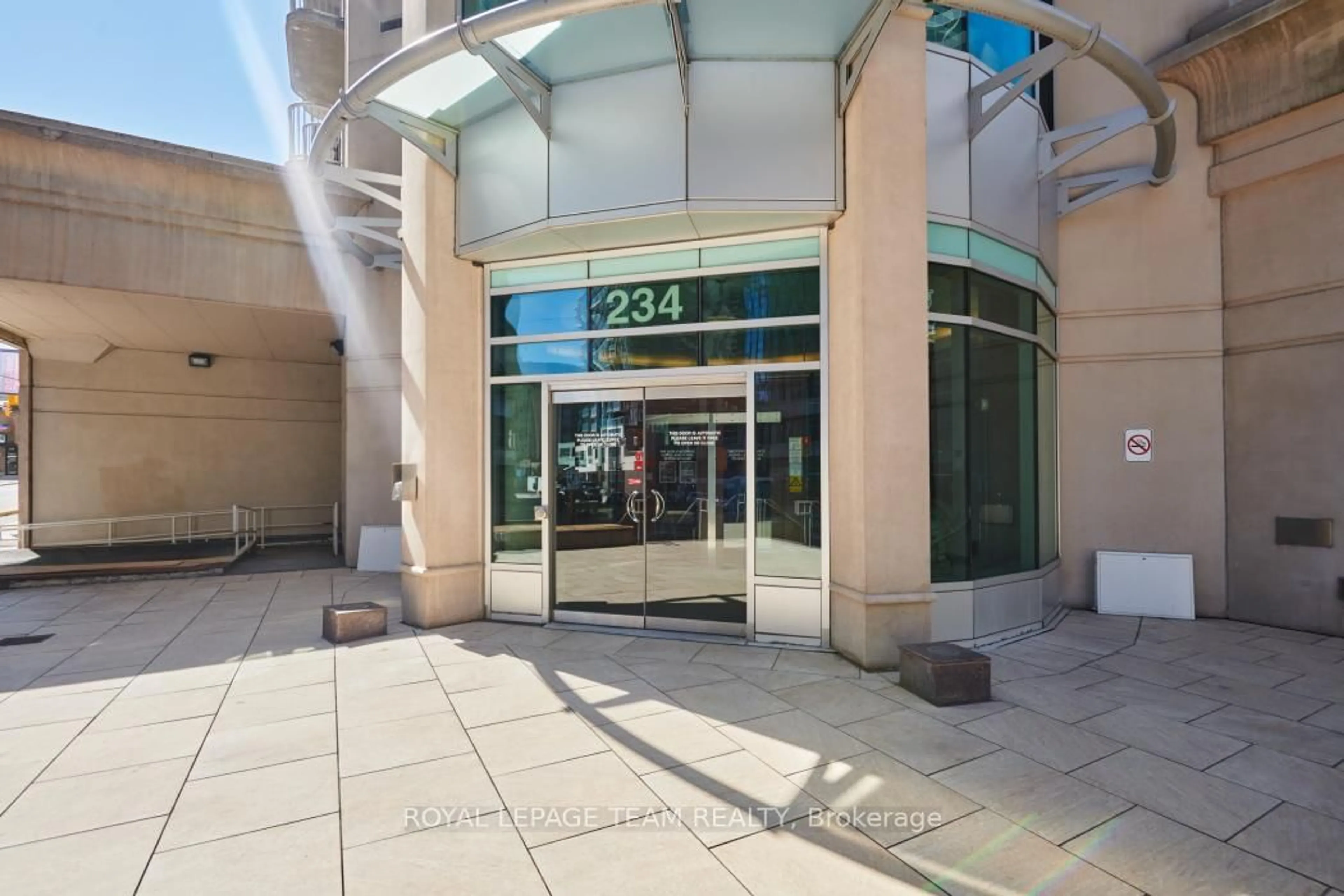 Indoor foyer for 234 Rideau St #1704, Ottawa Ontario K1N 0A9
