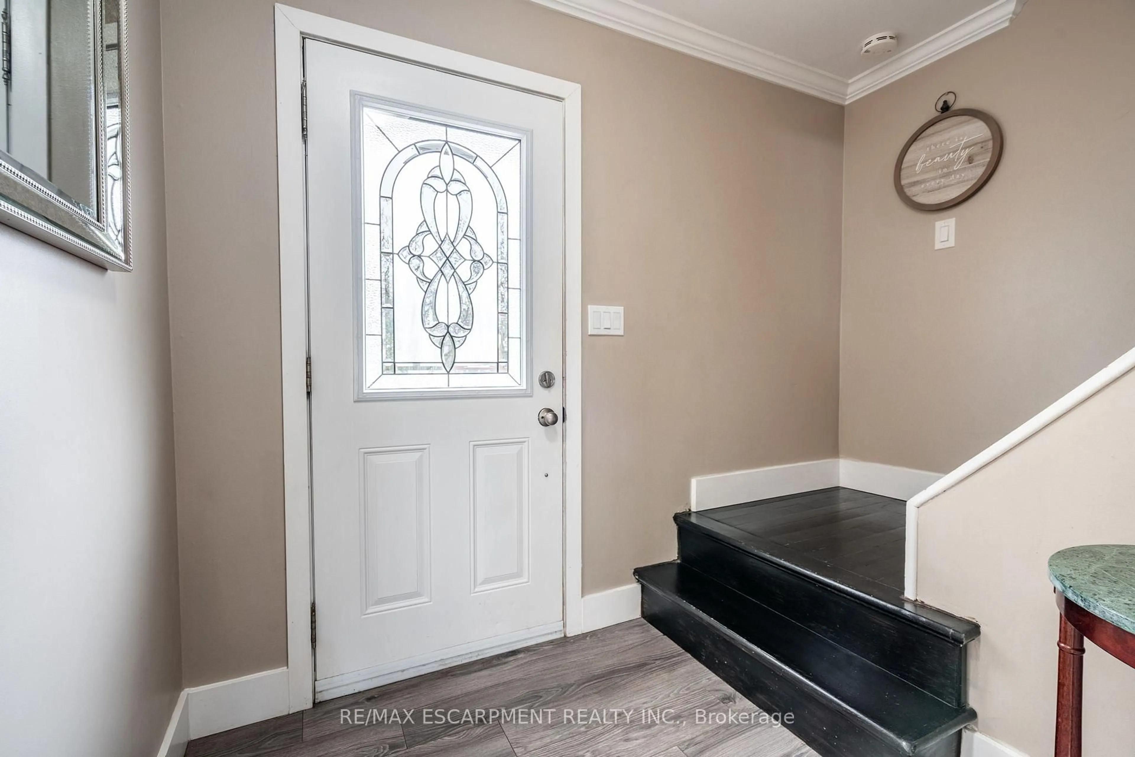 Indoor entryway for 120 Chilton Dr, Hamilton Ontario L8J 1M5