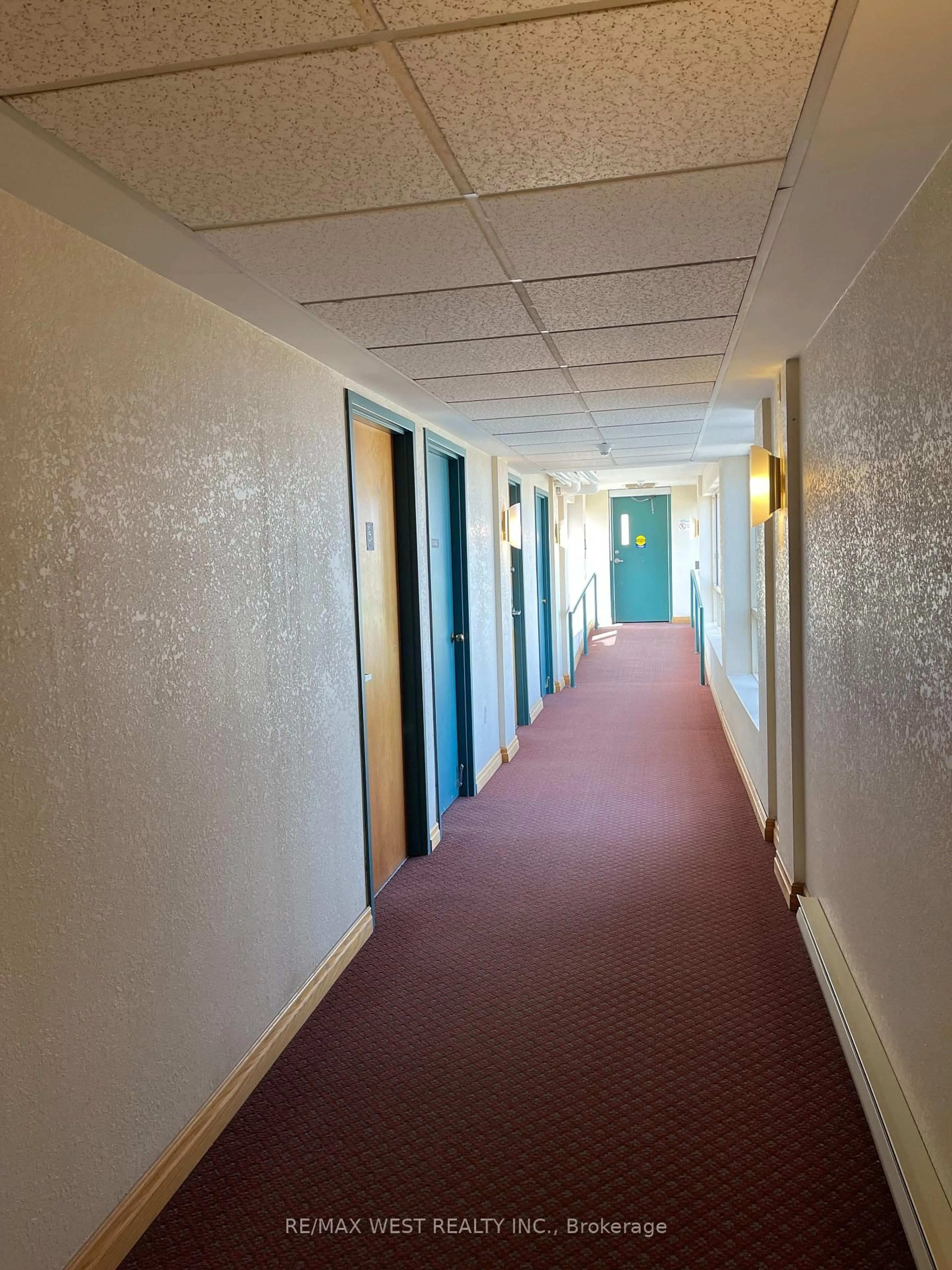 Indoor foyer for 30 Blue Springs Dr #411, Waterloo Ontario N2J 4T2