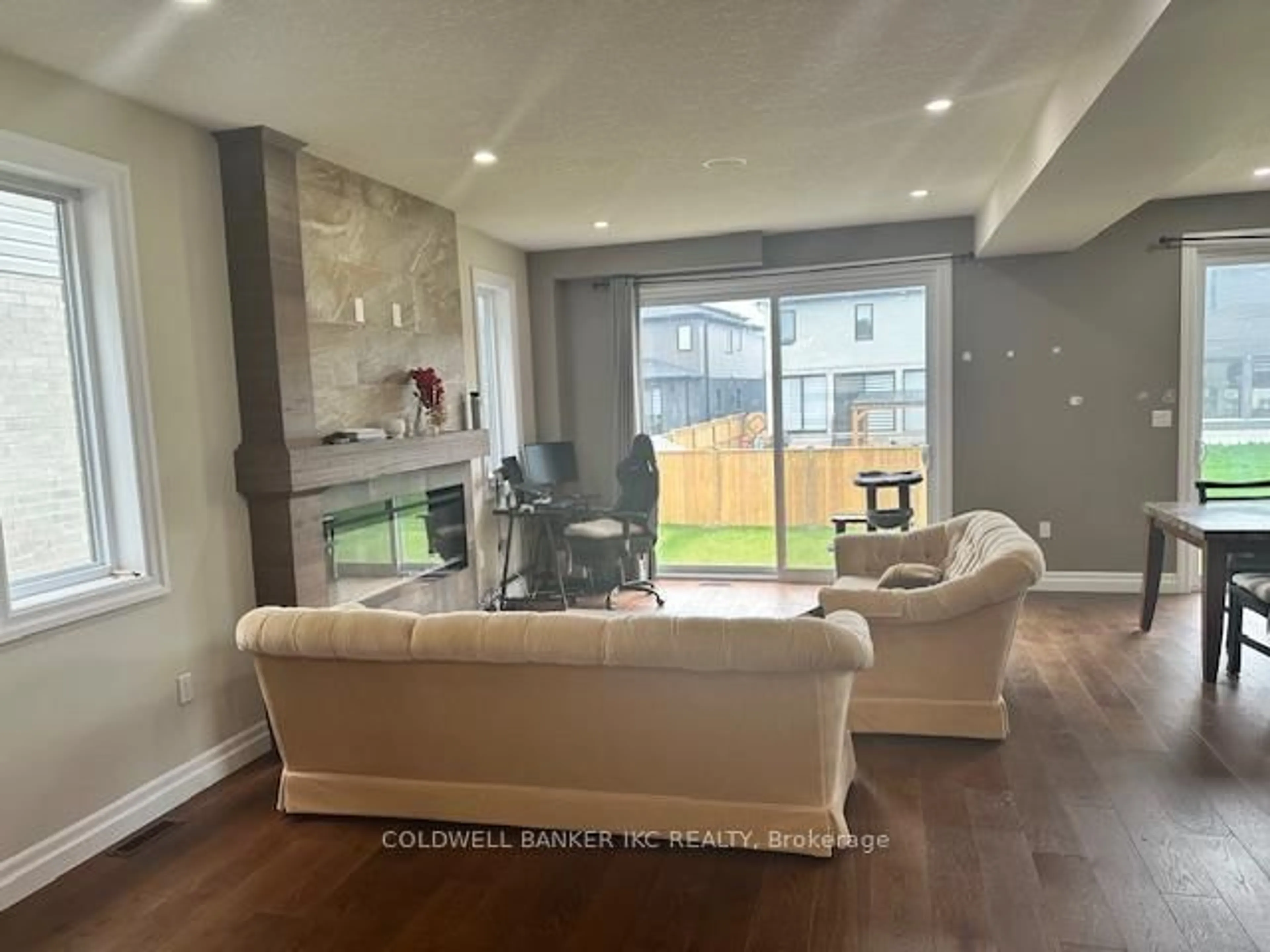 Living room with furniture, wood/laminate floor for 600 Chelton Rd, London South Ontario N6M 0H7