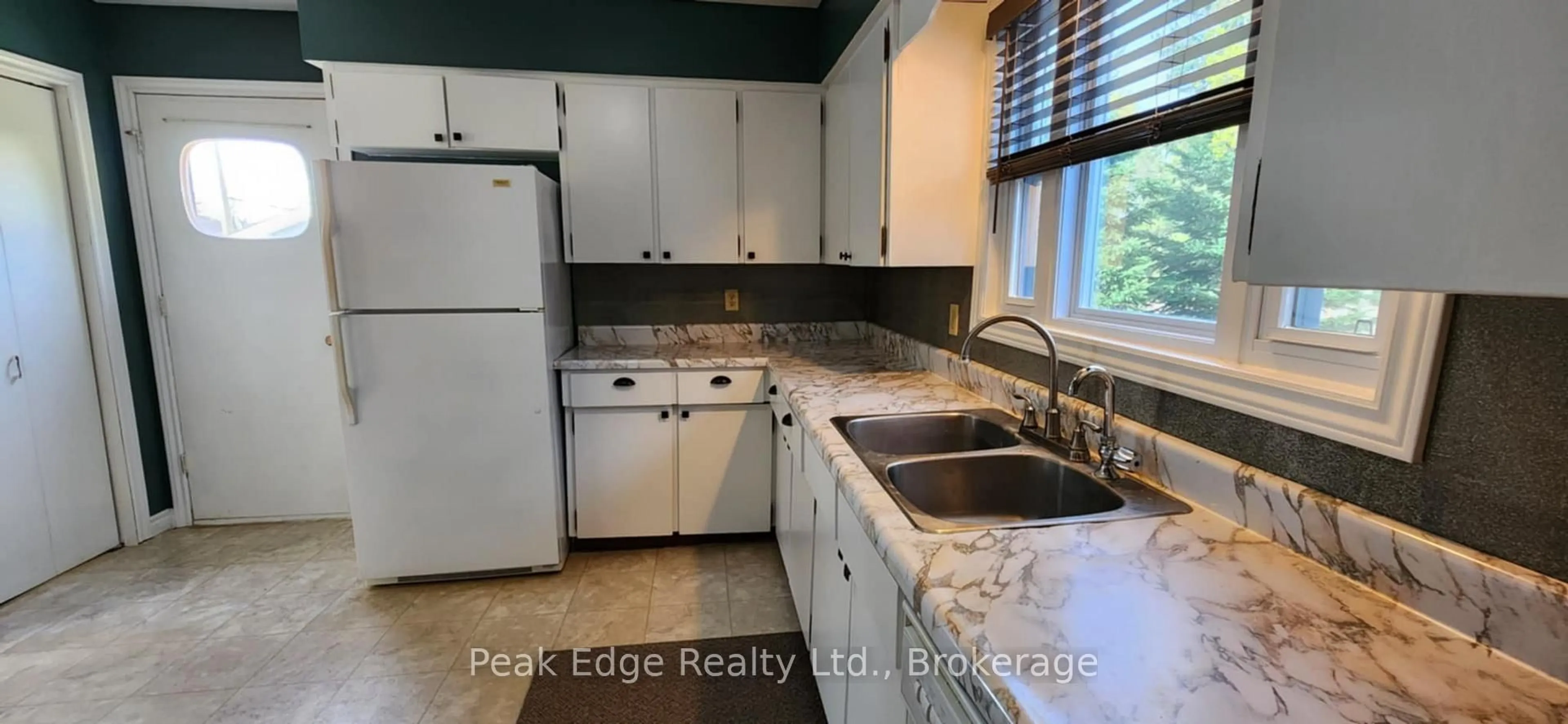 Standard kitchen, unknown for 122 Gibson St, Brockton Ontario N0G 2V0