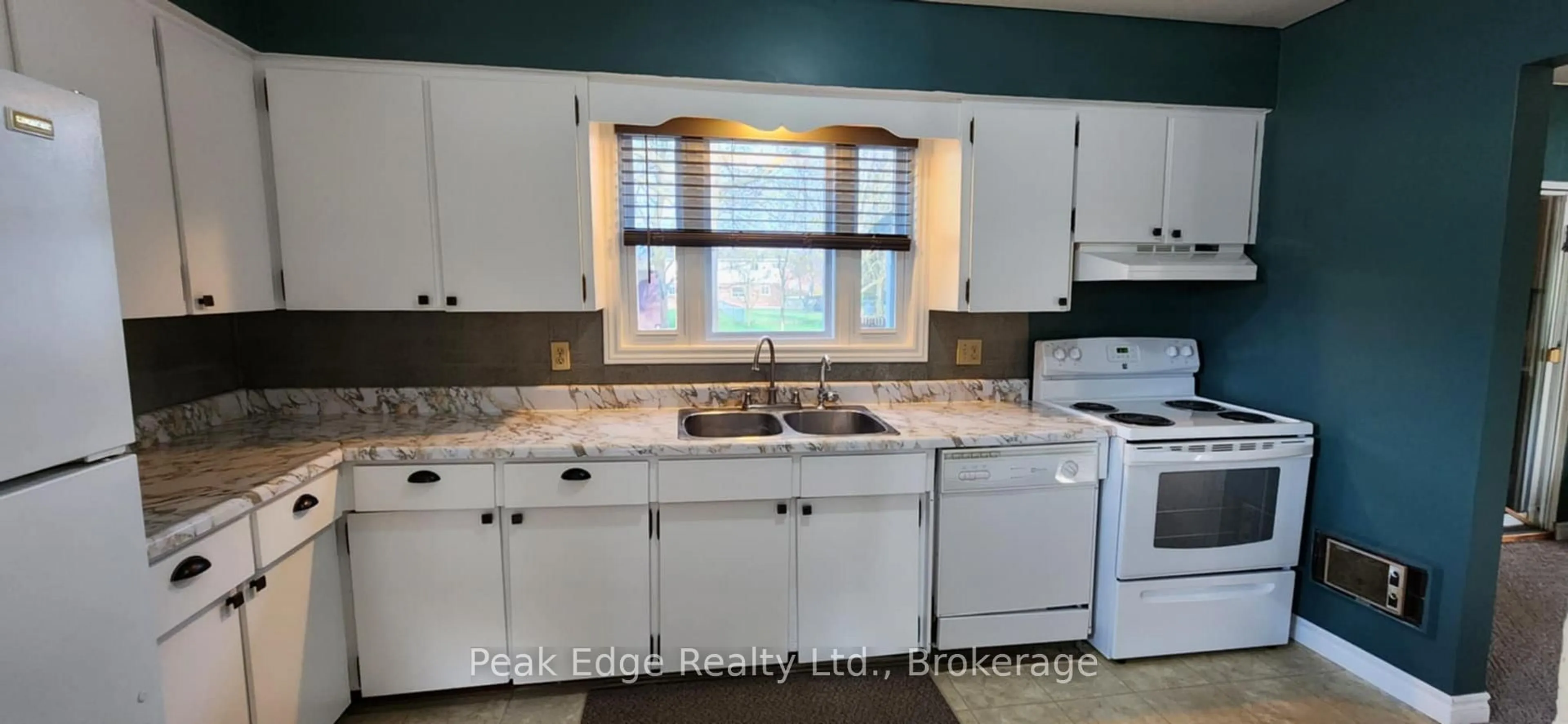 Standard kitchen, ceramic/tile floor for 122 Gibson St, Brockton Ontario N0G 2V0
