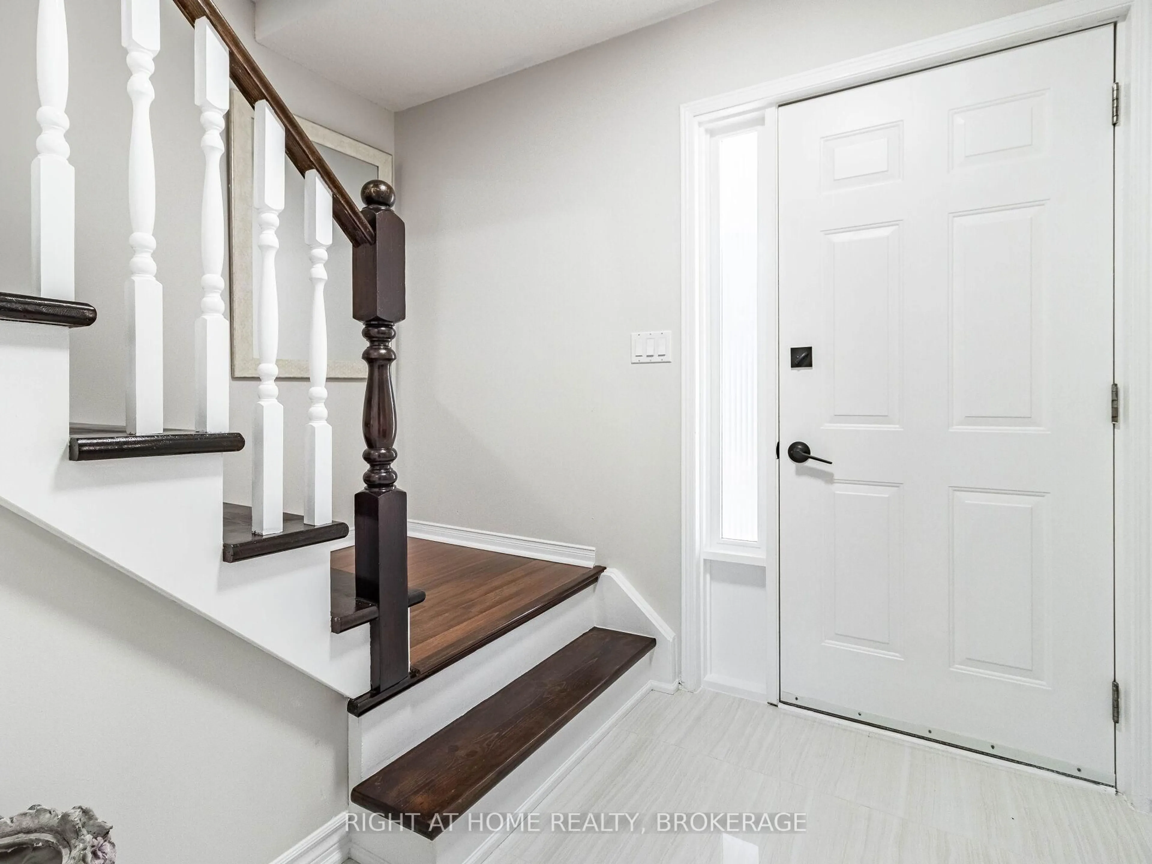 Indoor entryway for 24 The Meadows St, St. Catharines Ontario L2N 7L1