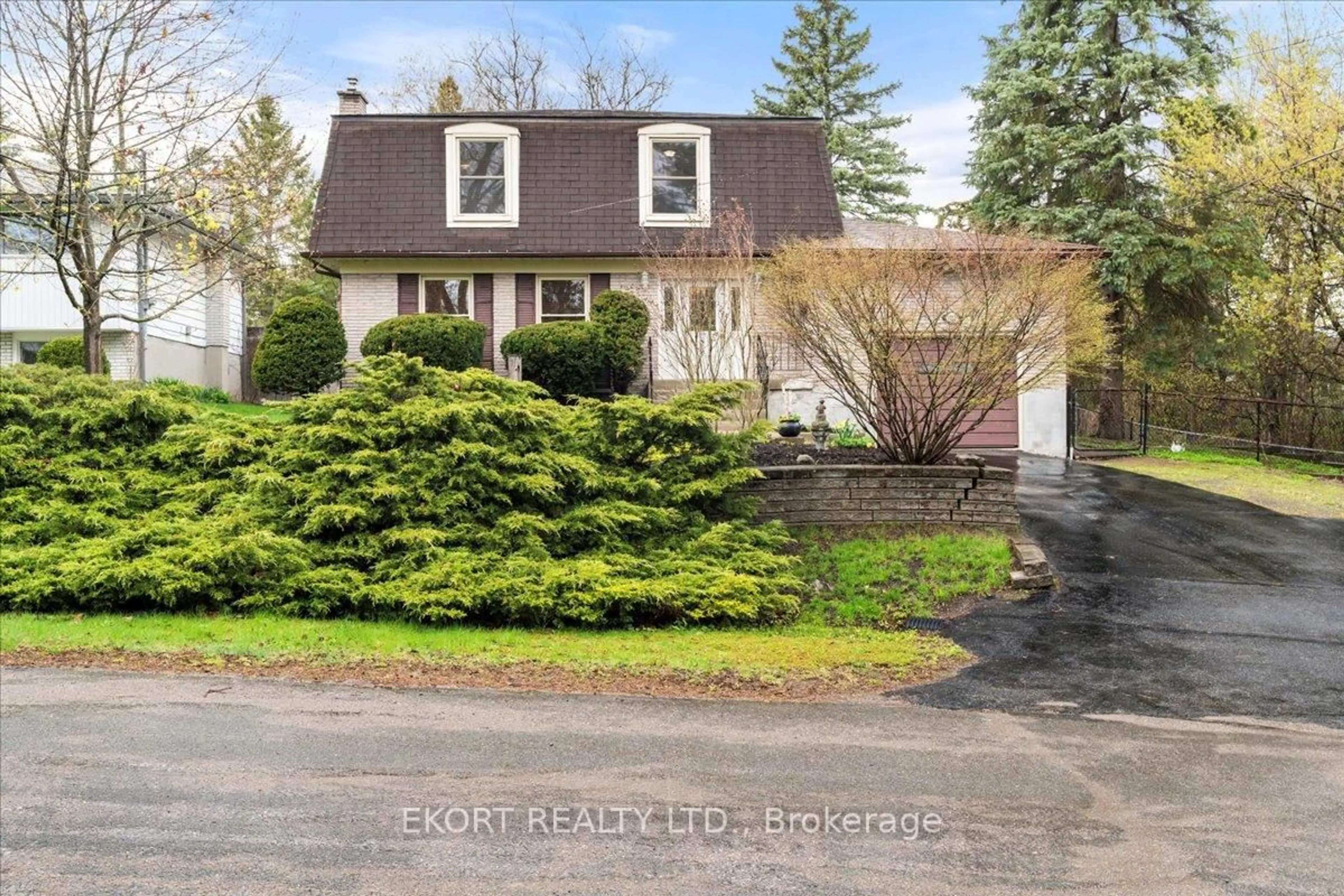 A pic from outside/outdoor area/front of a property/back of a property/a pic from drone, street for 132 Jackson Ave, Belleville Ontario K8P 3G8