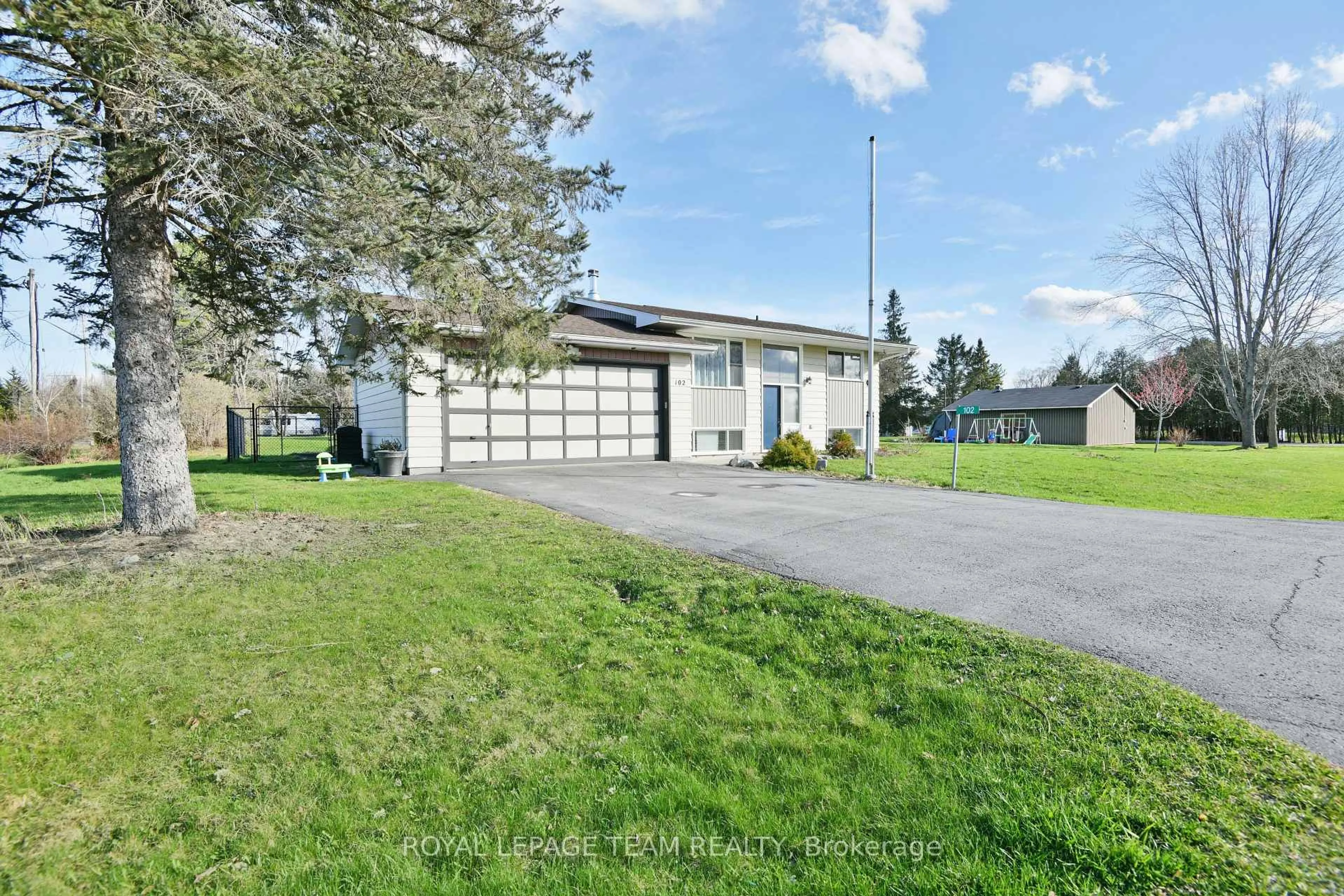Unknown for 102 Creek Dr, Fitzroy Harbour Ontario K0A 1X0