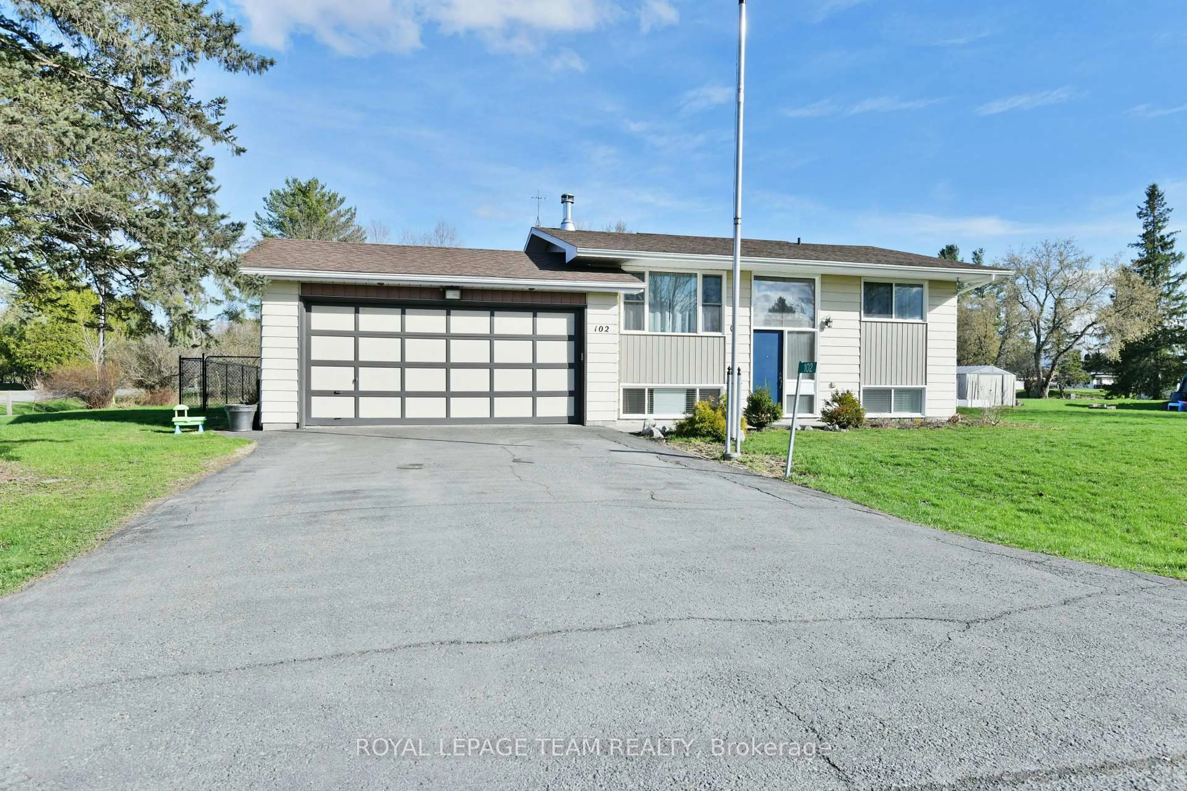 Home with vinyl exterior material, street for 102 Creek Dr, Fitzroy Harbour Ontario K0A 1X0