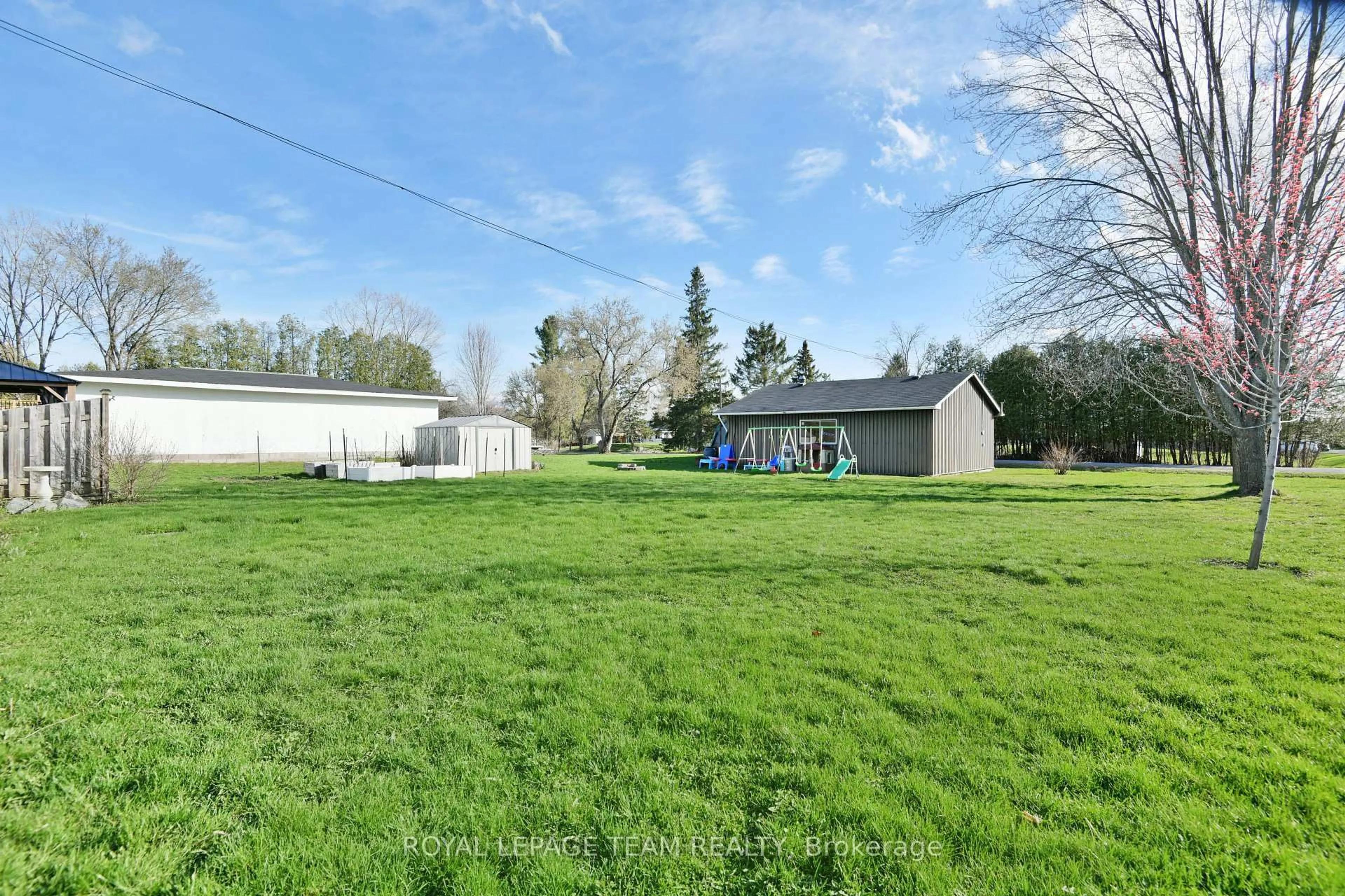 A pic from outside/outdoor area/front of a property/back of a property/a pic from drone, unknown for 102 Creek Dr, Fitzroy Harbour Ontario K0A 1X0