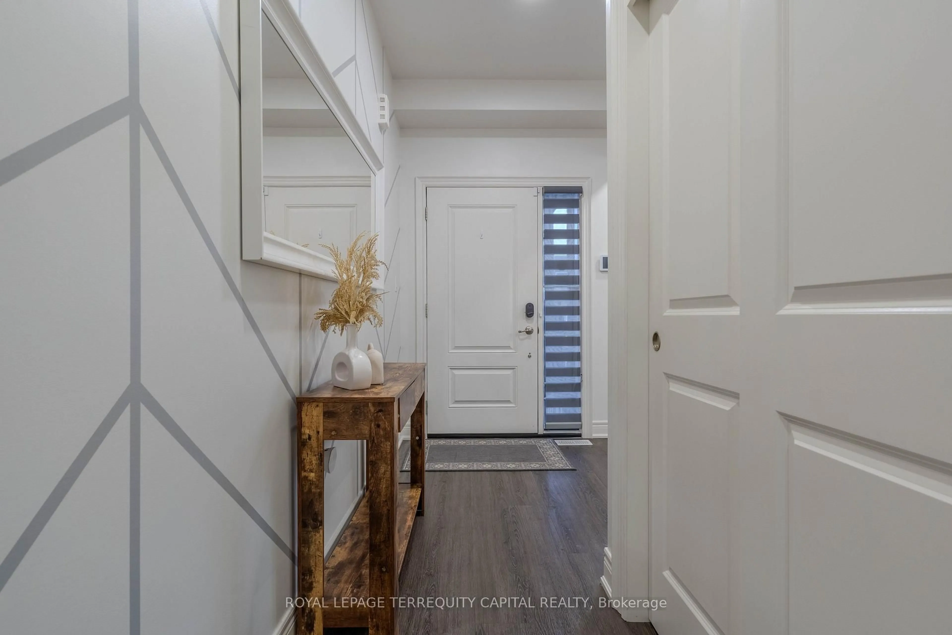 Indoor entryway for 3619 Thunder Bay Rd, Fort Erie Ontario L0S 1N0