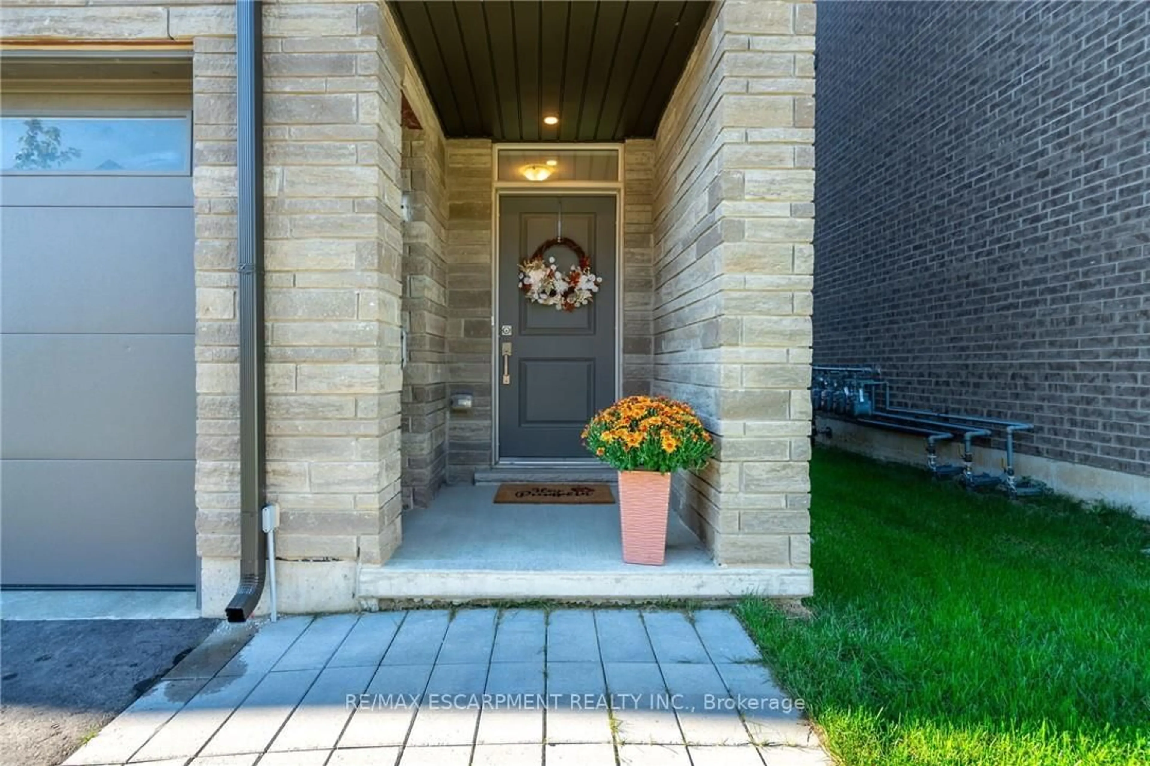 Indoor entryway for 16 Raspberry Lane, Hamilton Ontario L0R 1W0