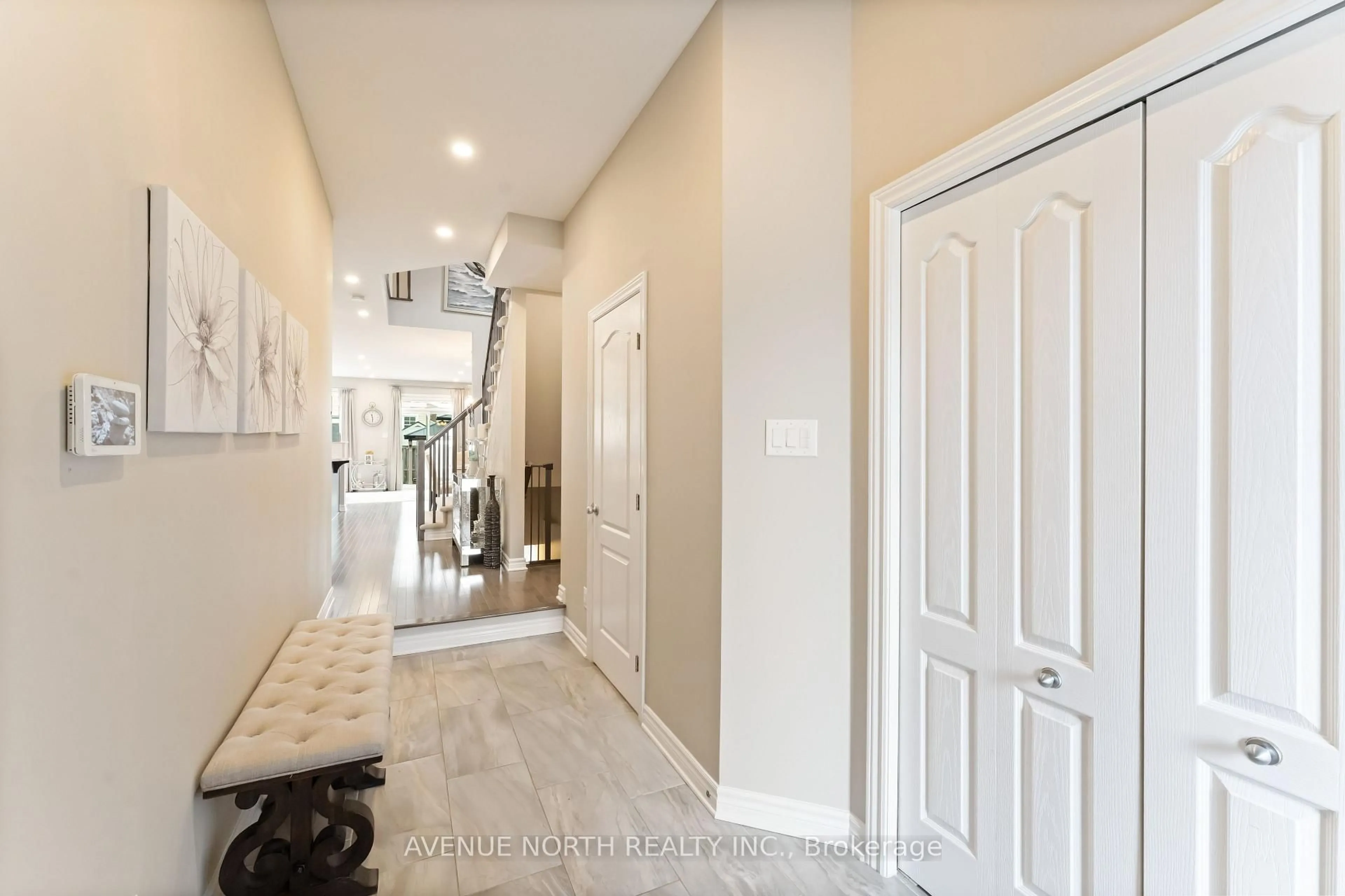 Indoor entryway for 607 Willowmere Way, Ottawa Ontario K1T 0K2