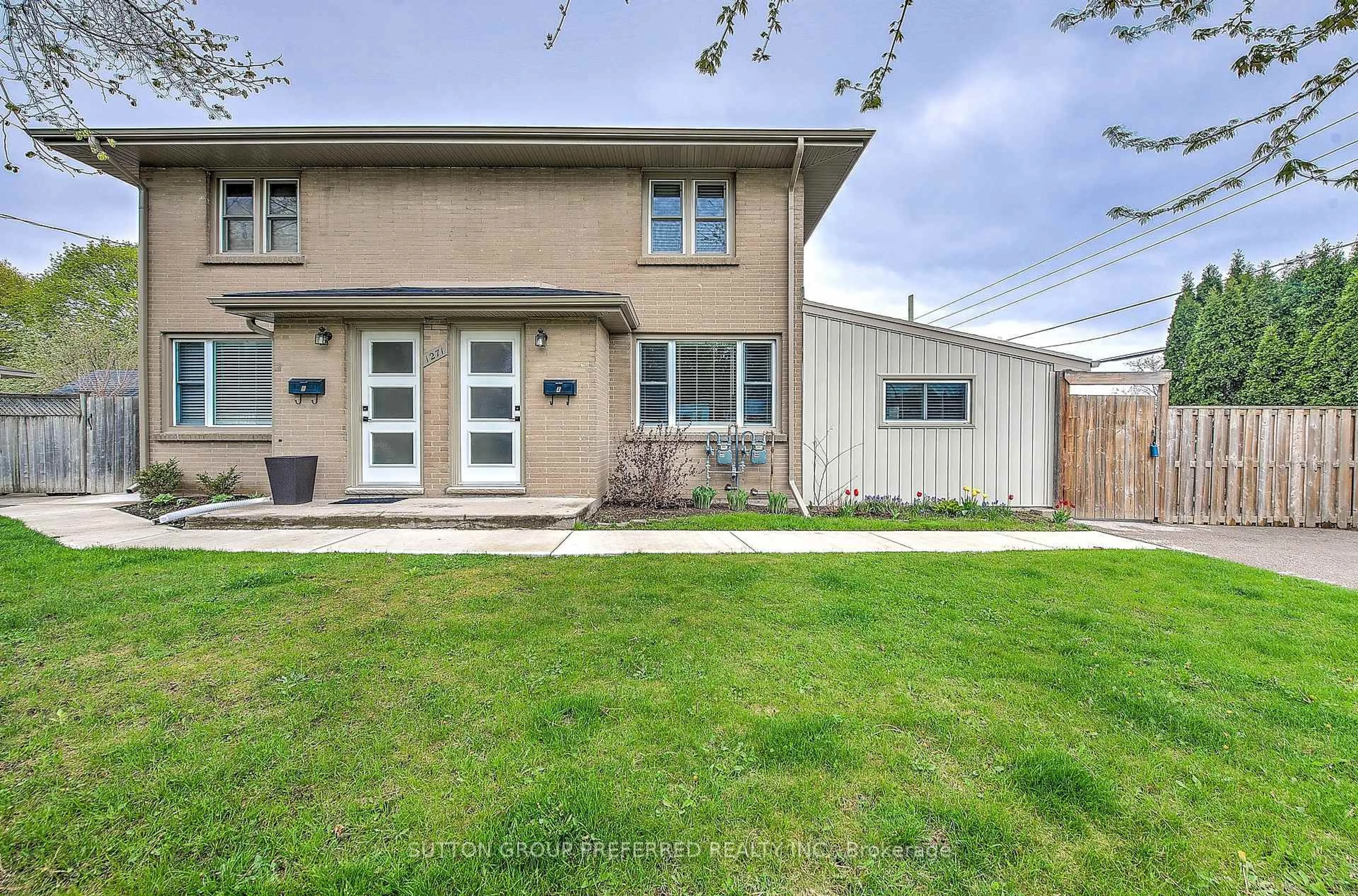 Home with vinyl exterior material, street for 1271 Norman Ave #A, London South Ontario N6K 2A1