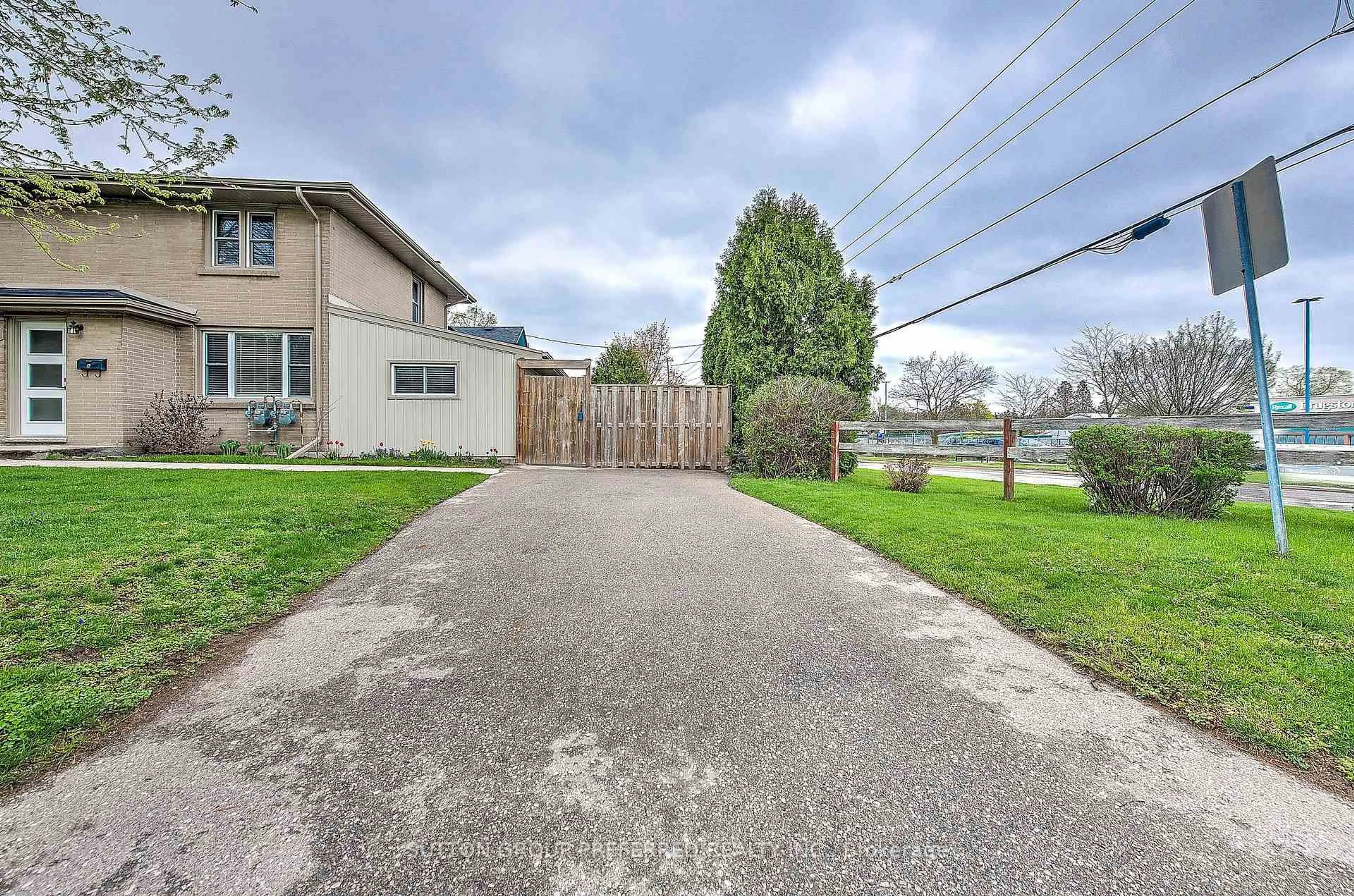 A pic from outside/outdoor area/front of a property/back of a property/a pic from drone, street for 1271 Norman Ave #A, London South Ontario N6K 2A1