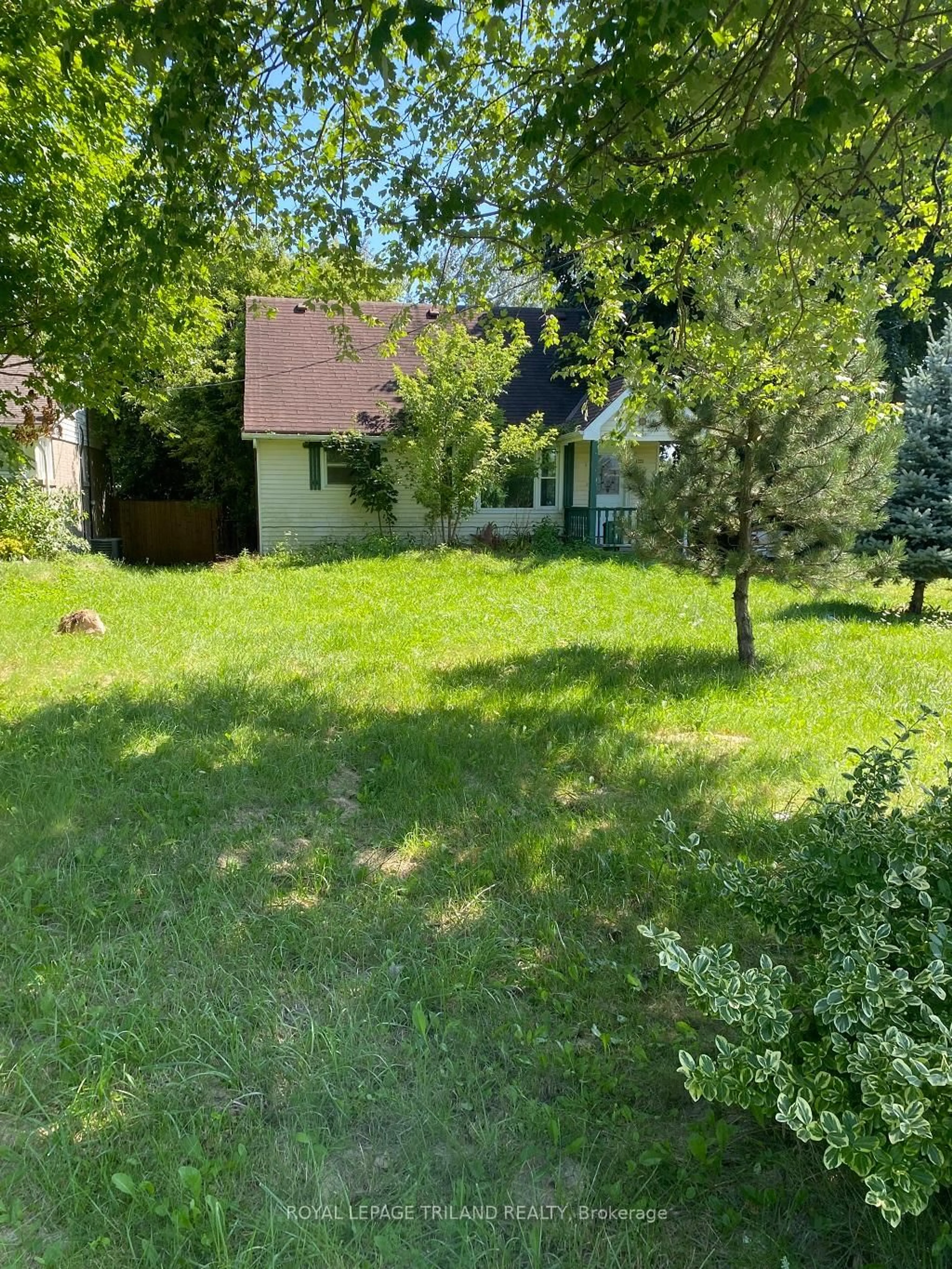 A pic from outside/outdoor area/front of a property/back of a property/a pic from drone, unknown for 1223 SUNNINGDALE Rd, London North Ontario N5X 4B1