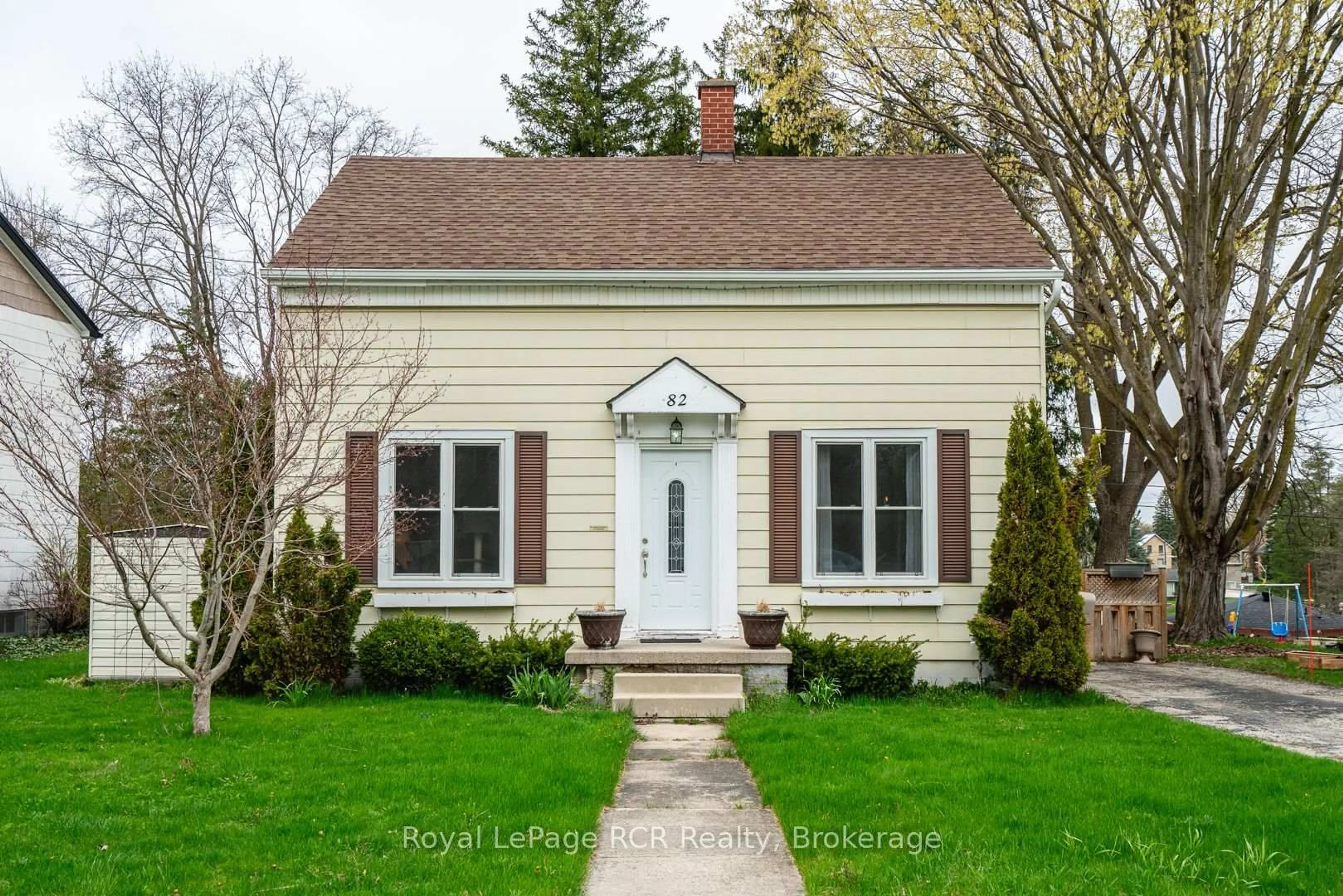 Home with vinyl exterior material, street for 82 7th St, Hanover Ontario N4N 1G4
