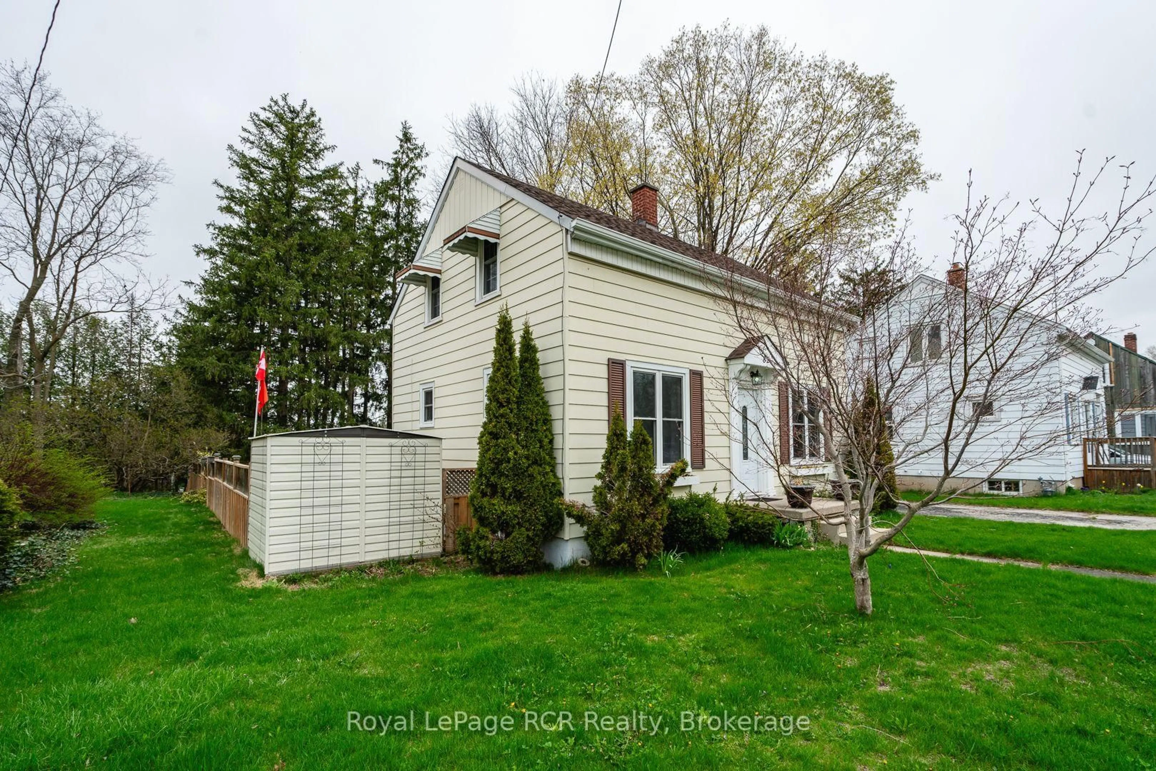 A pic from outside/outdoor area/front of a property/back of a property/a pic from drone, street for 82 7th St, Hanover Ontario N4N 1G4