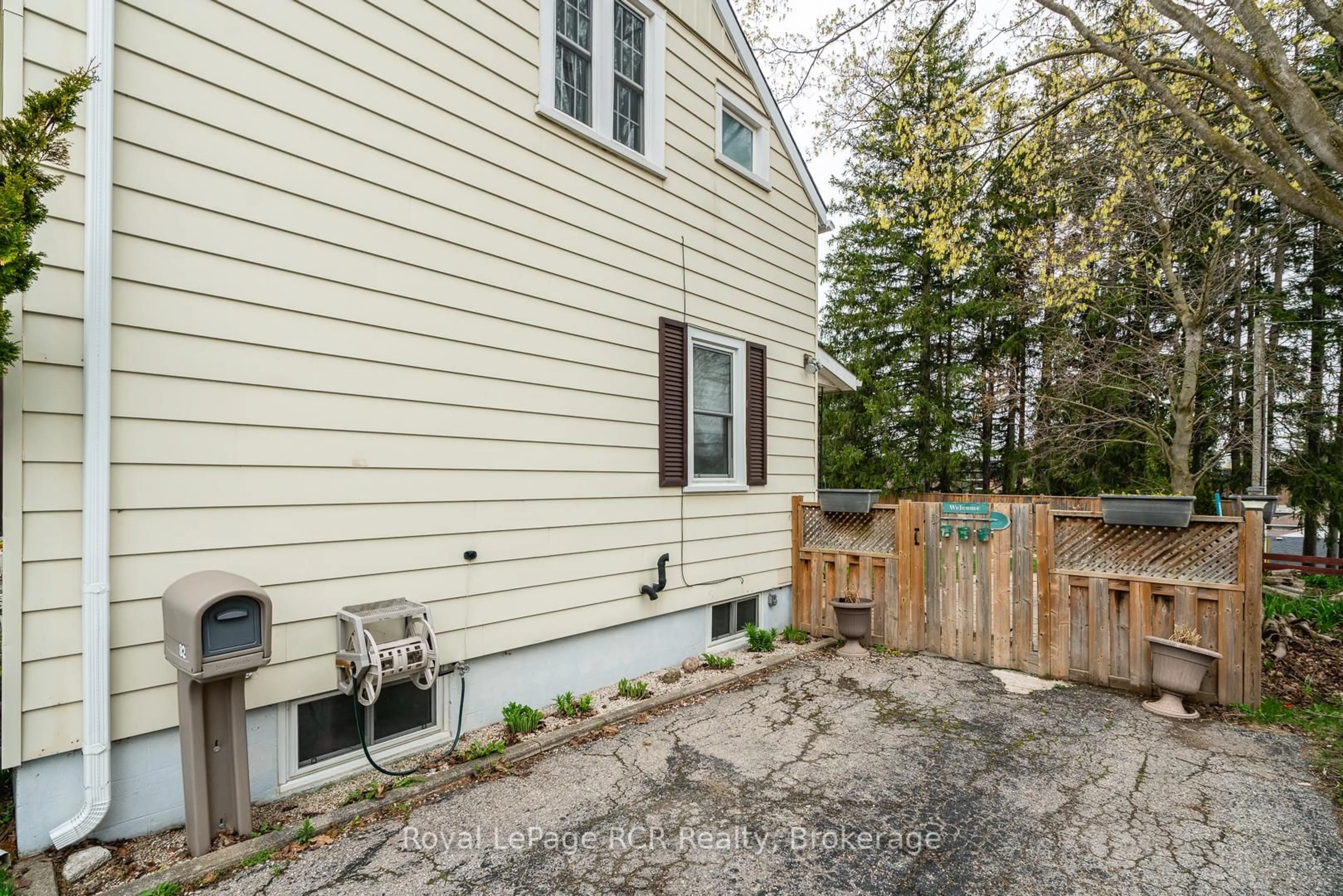 Patio, unknown for 82 7th St, Hanover Ontario N4N 1G4