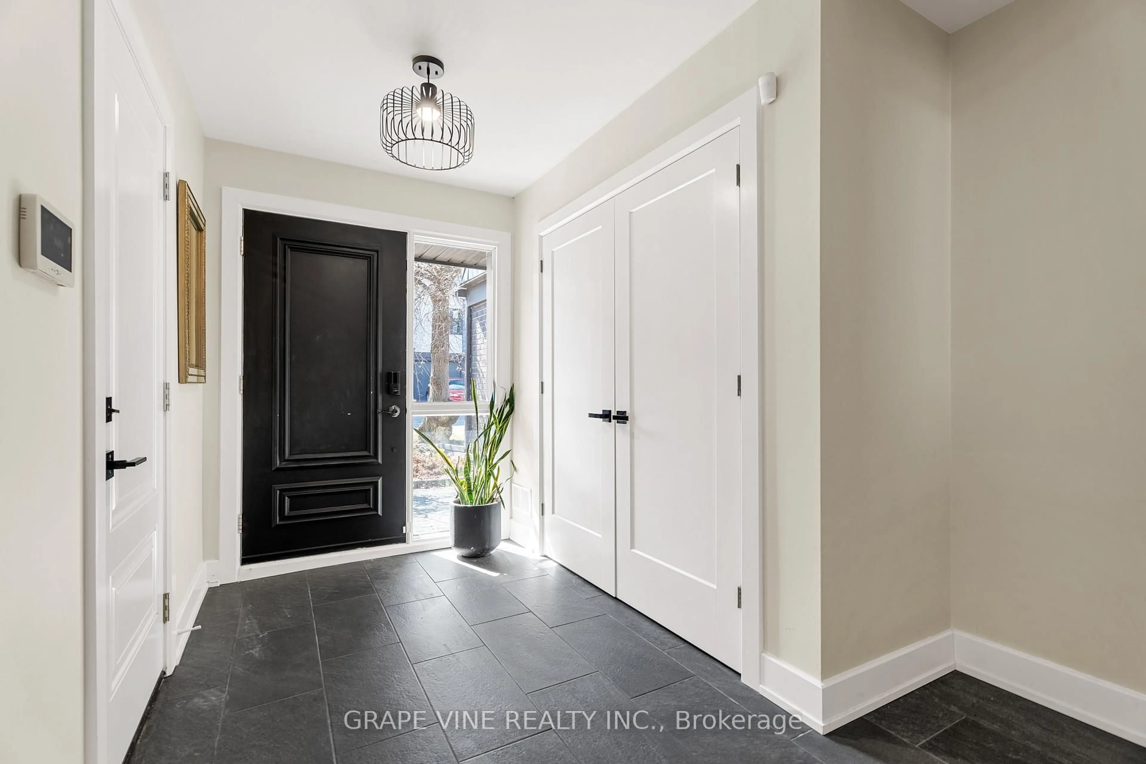 Indoor entryway for 655 Richmond Rd #29, Ottawa Ontario K2A 3Y3