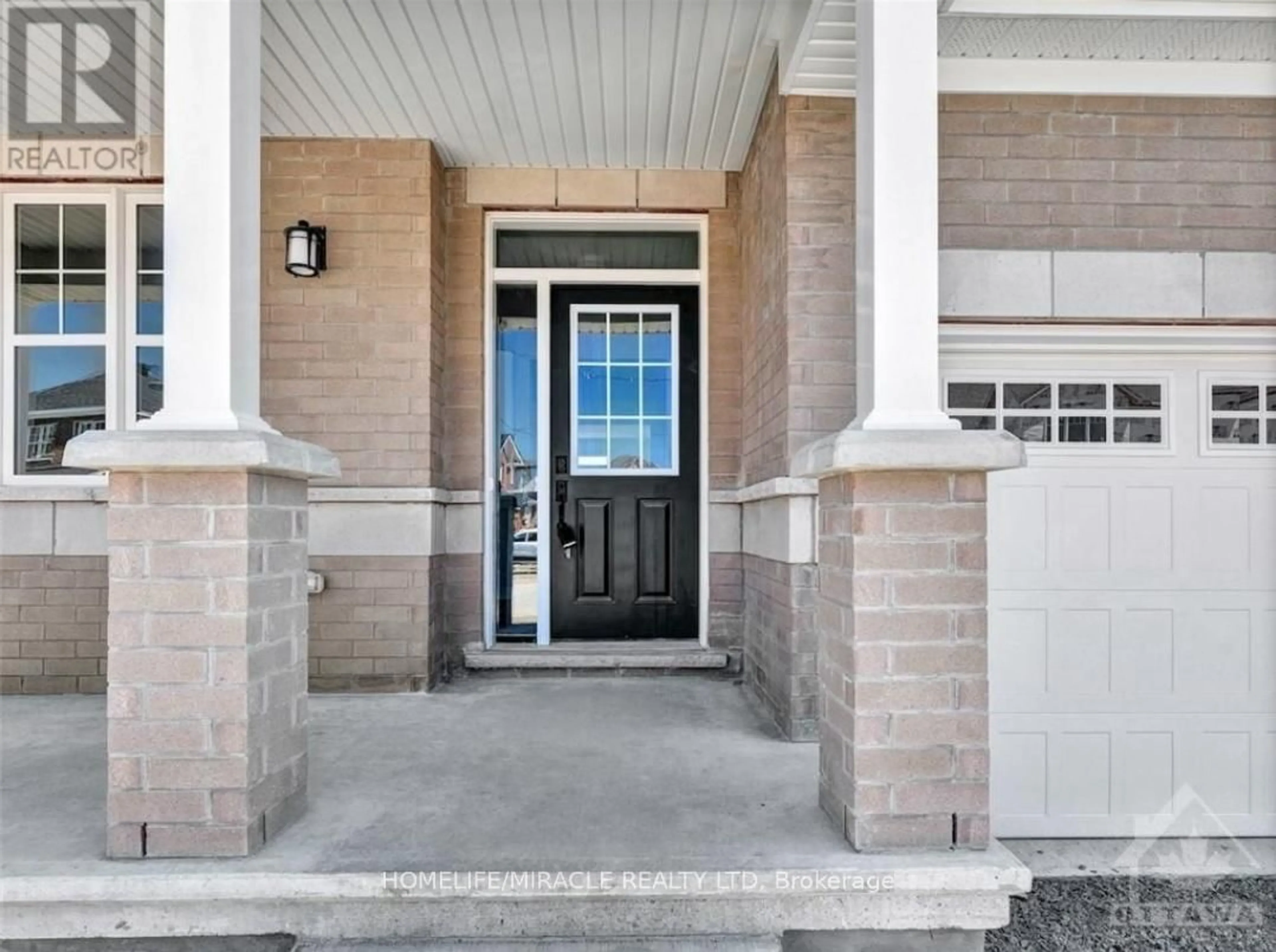 Indoor entryway for 1026 Showman St, Richmond Ontario K0A 2Z0
