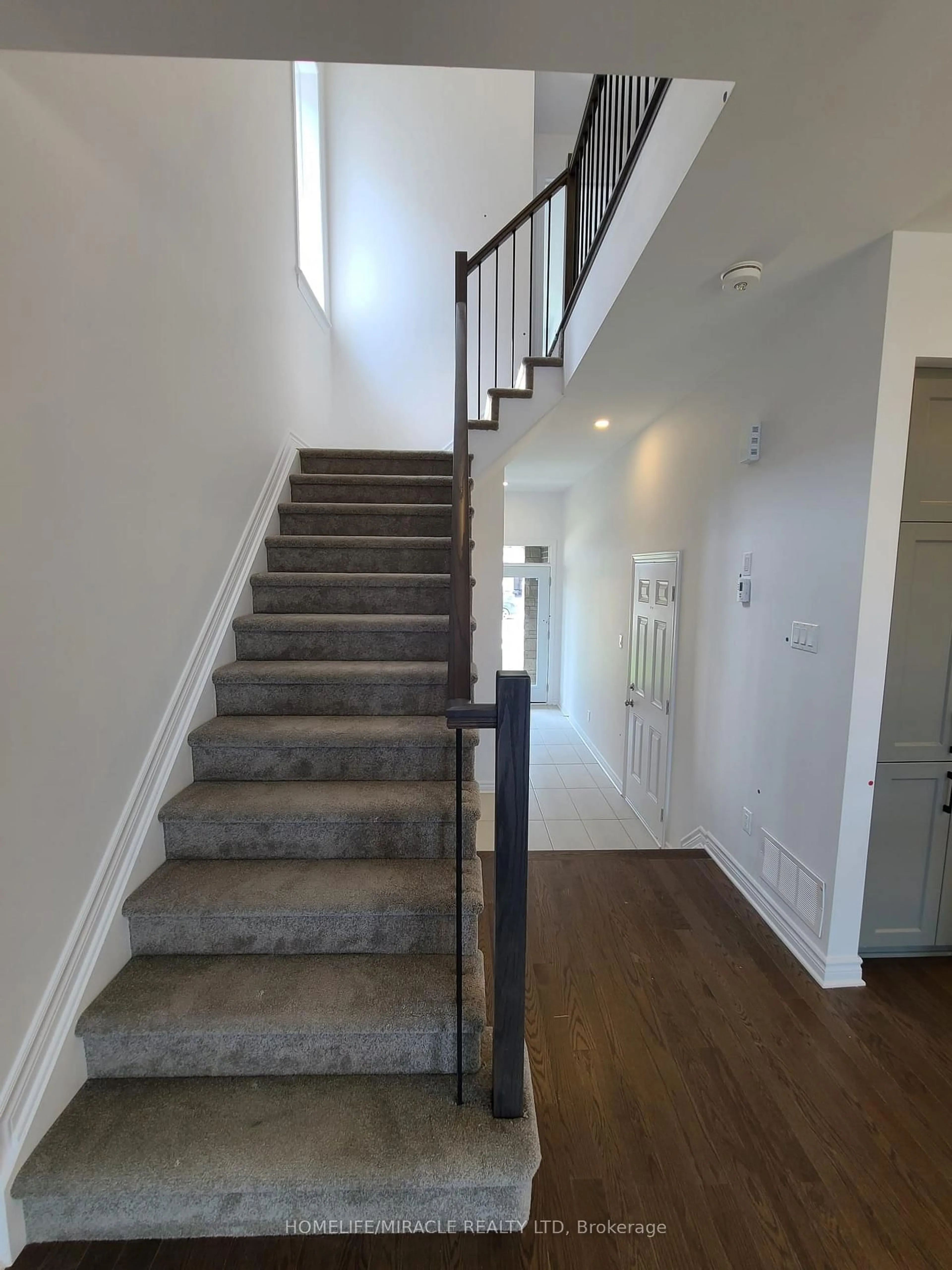 Stairs for 700 Miikana Rd, Ottawa Ontario K1X 0H7
