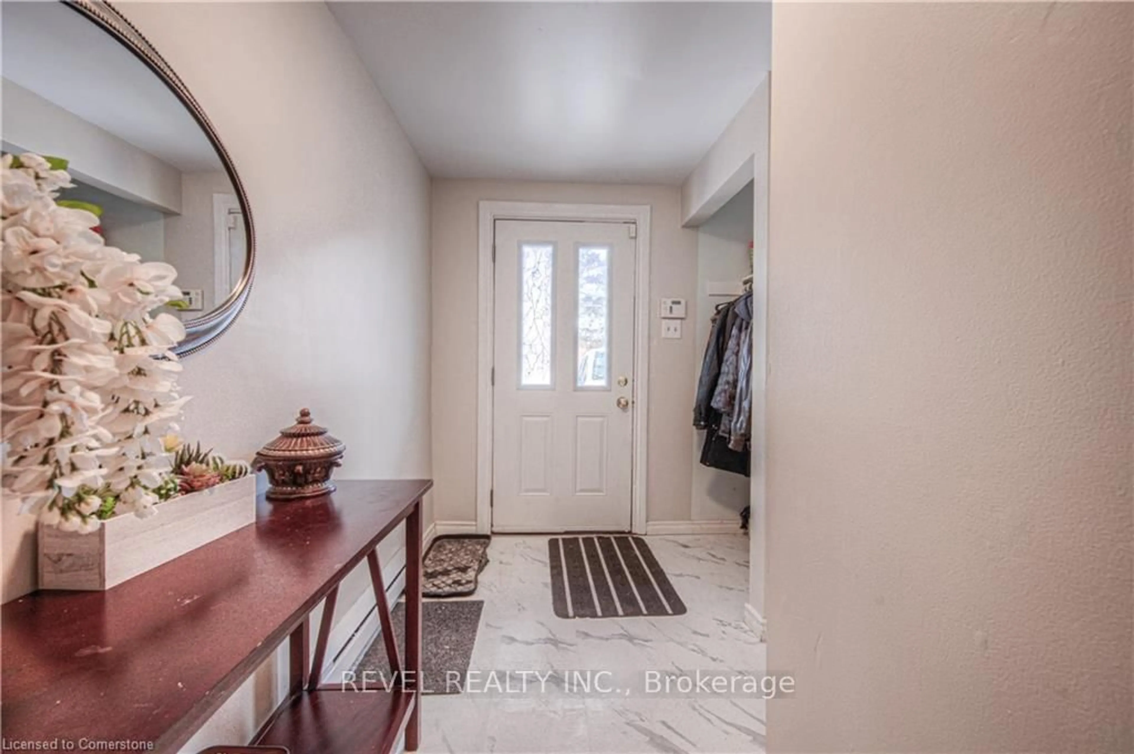 Indoor entryway for 421 Preston Pkwy, Cambridge Ontario N3H 4X3