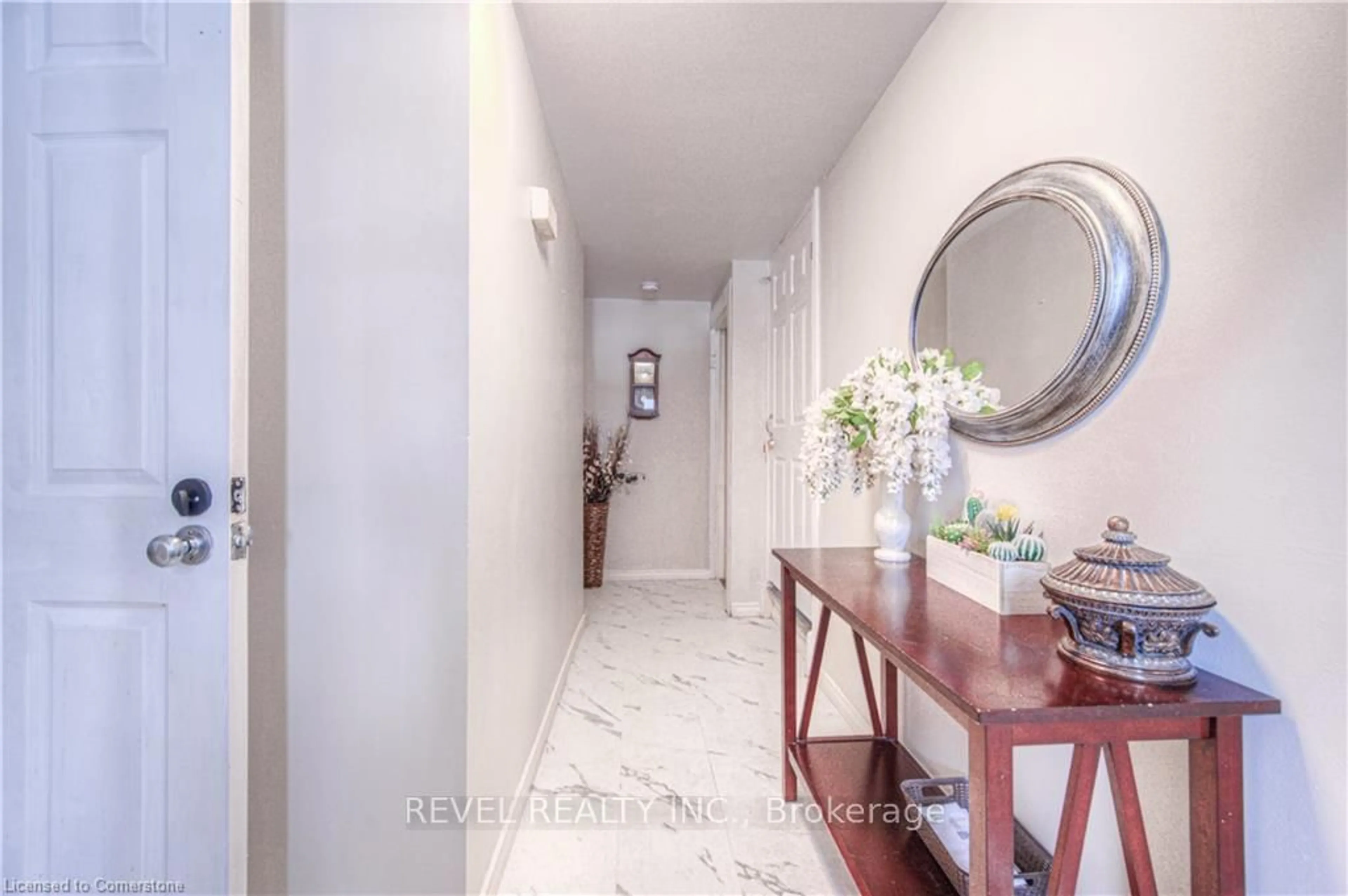 Indoor entryway for 421 Preston Pkwy, Cambridge Ontario N3H 4X3
