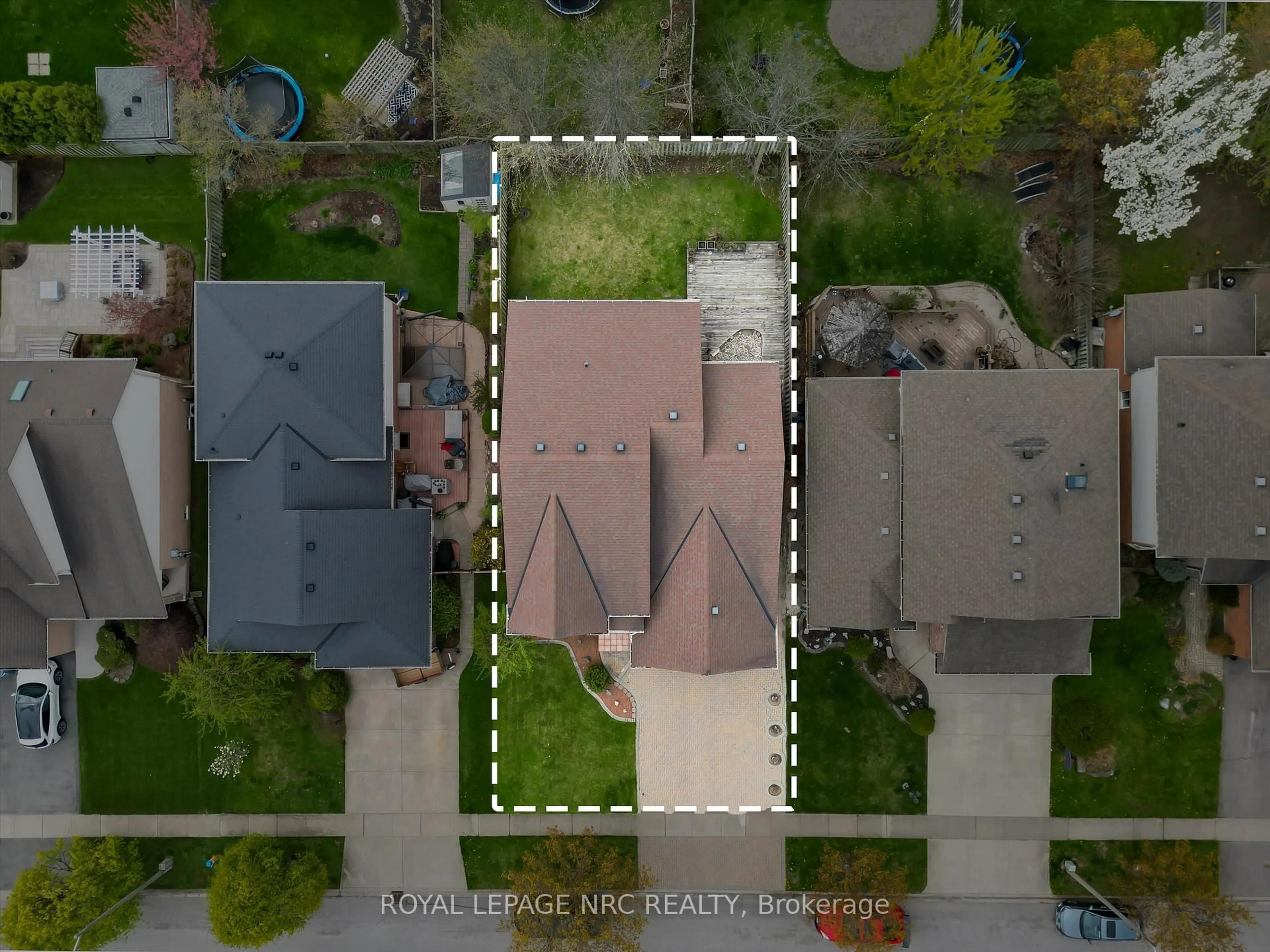 A pic from outside/outdoor area/front of a property/back of a property/a pic from drone, street for 31 Crysler Cres, Thorold Ontario L2V 5A2