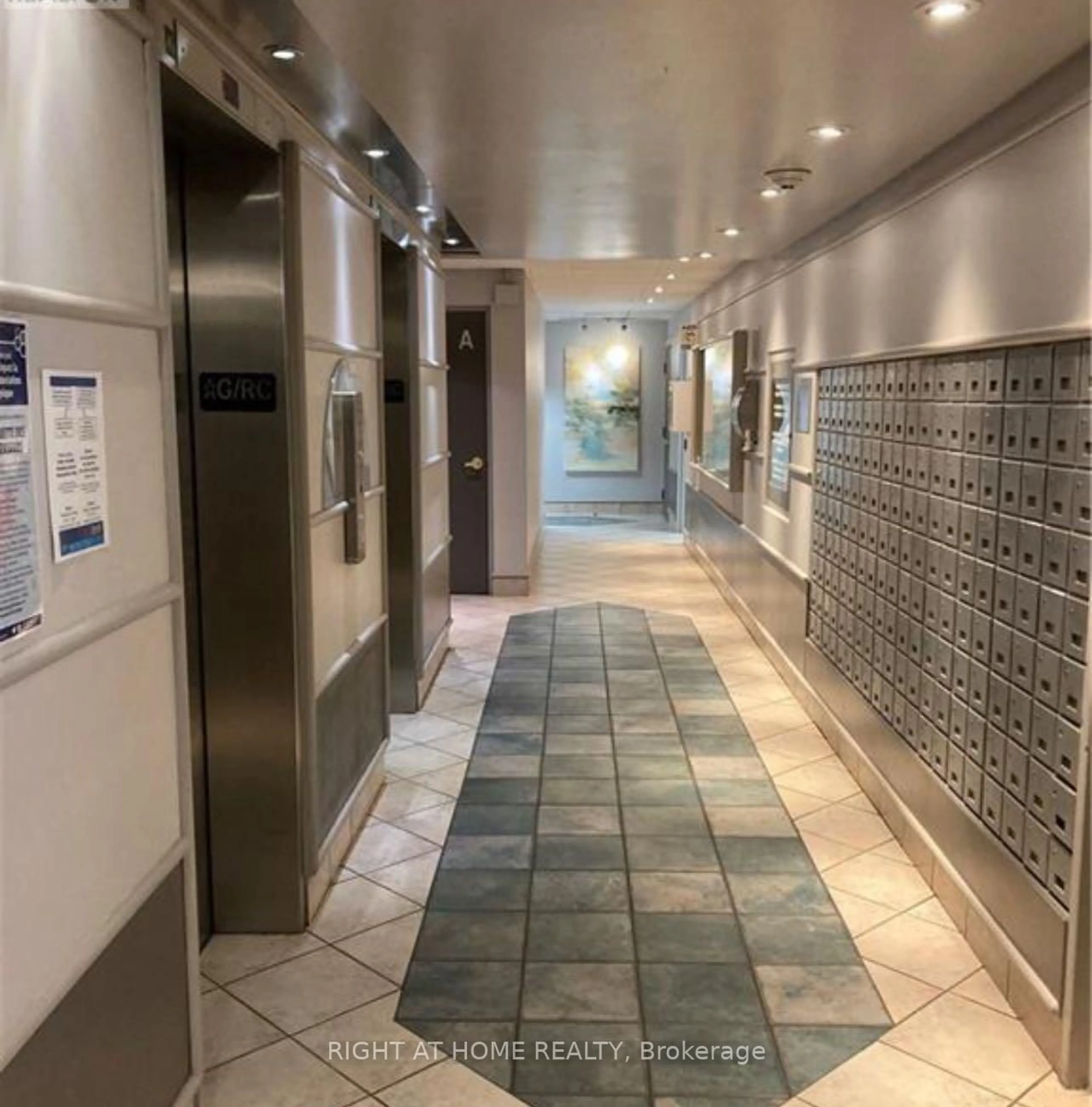 Indoor foyer for 158C McArthur Ave #1607, Ottawa Ontario K1L 8E7