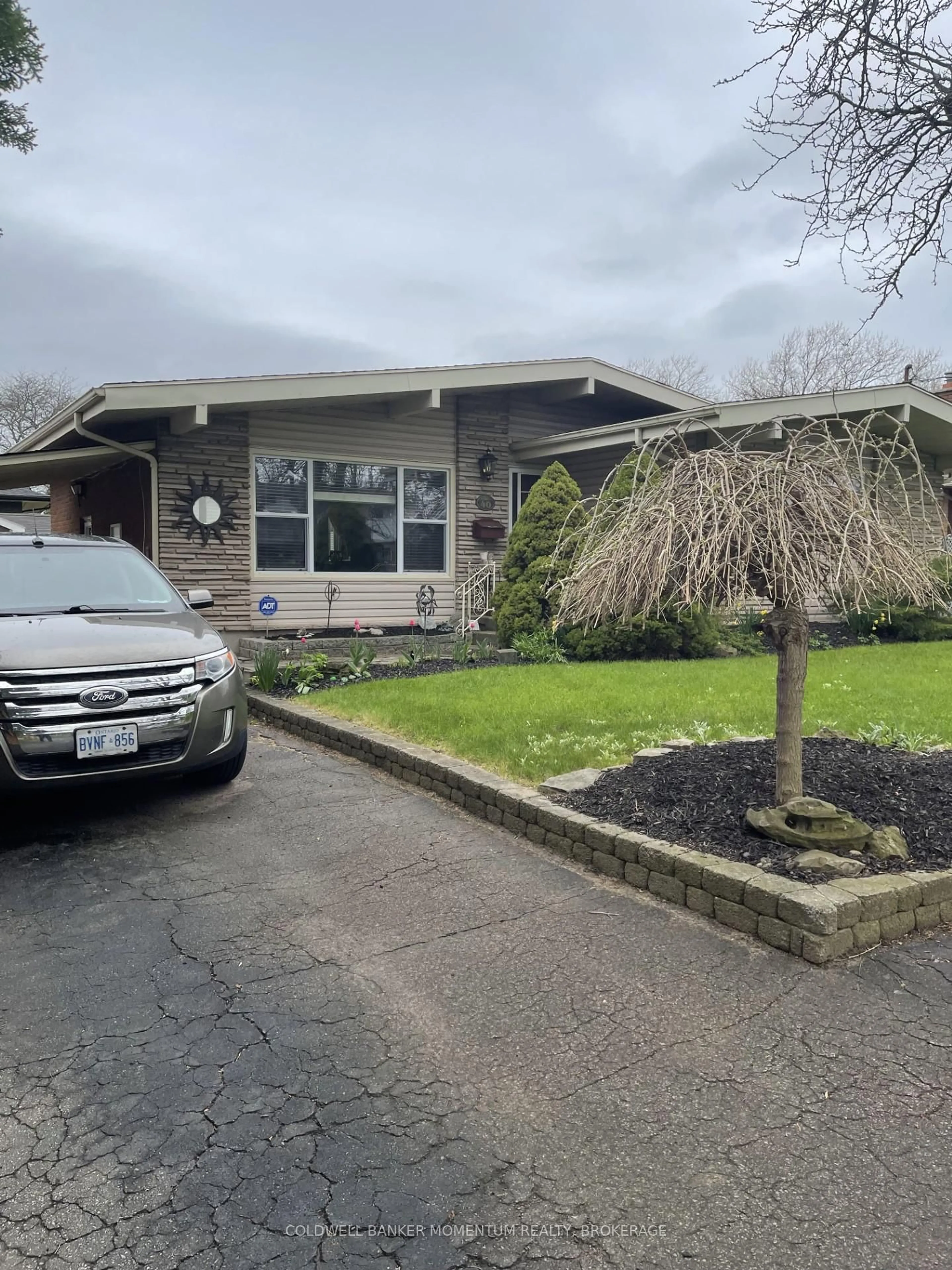 Home with vinyl exterior material, street for 40 Black Knight Rd, St. Catharines Ontario L2N 3C2