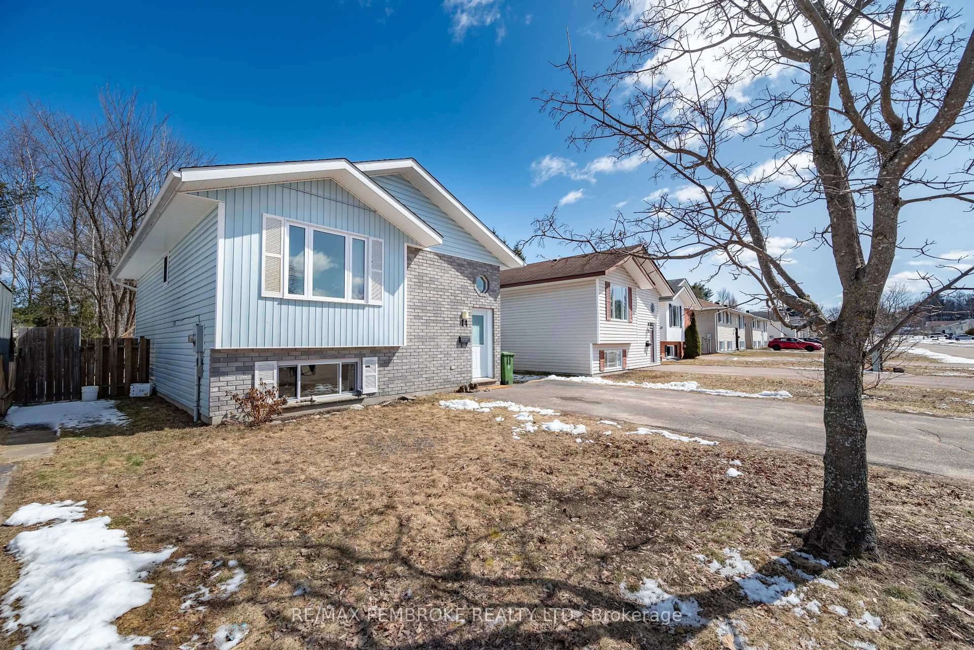 Home with vinyl exterior material, street for 14 Briarwood Dr, Petawawa Ontario K8H 3N8