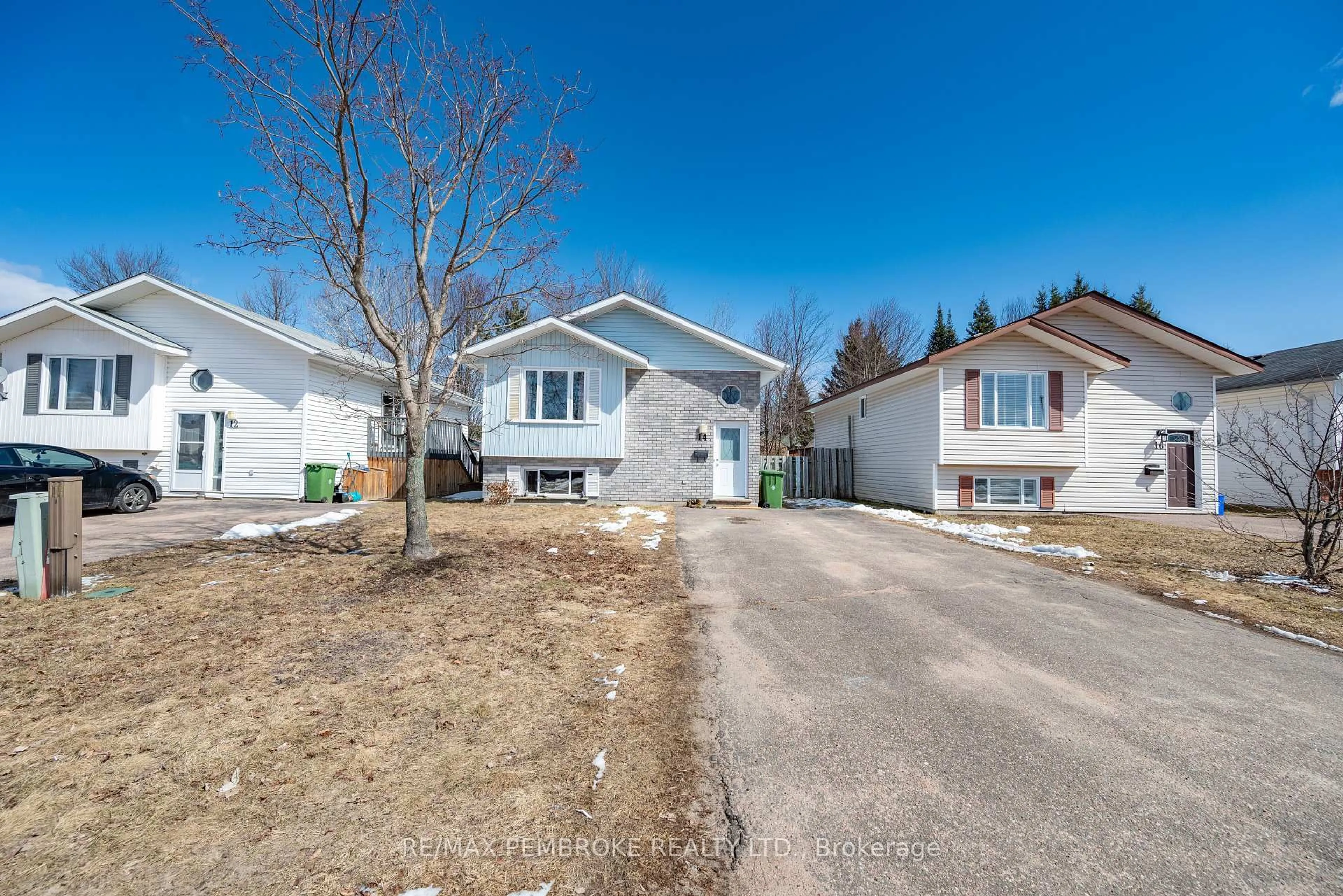 A pic from outside/outdoor area/front of a property/back of a property/a pic from drone, street for 14 Briarwood Dr, Petawawa Ontario K8H 3N8