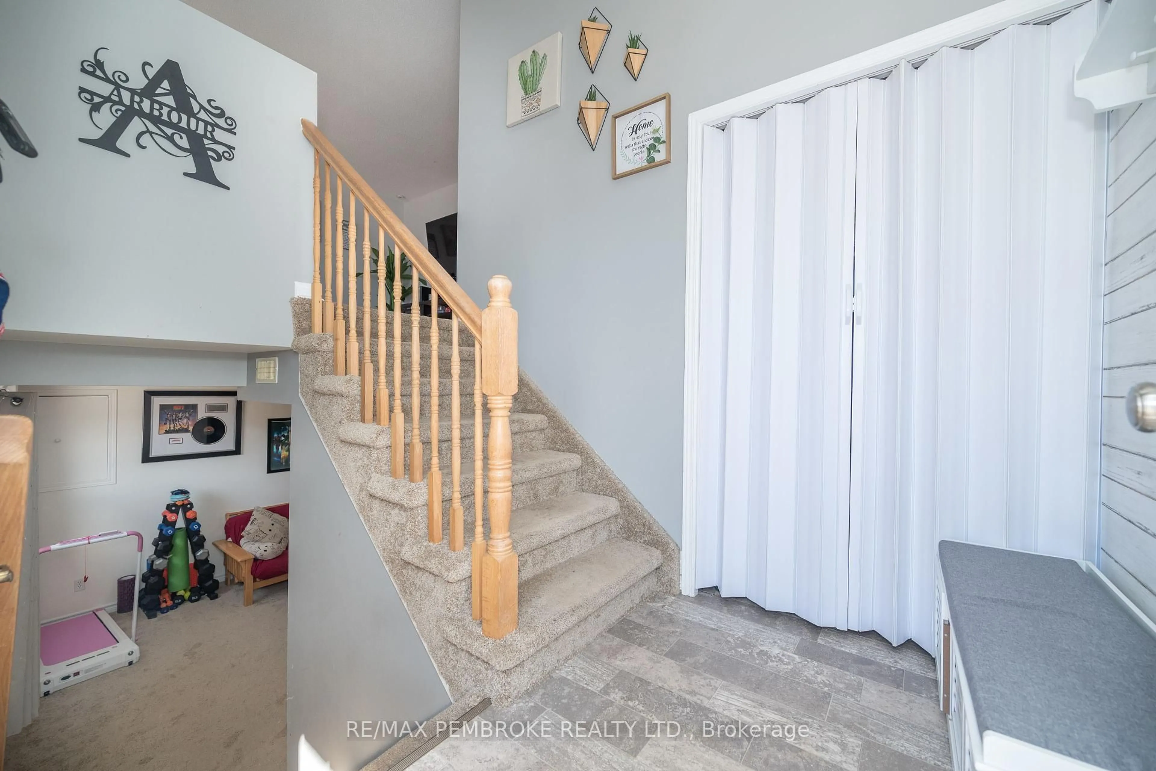 Indoor entryway for 14 Briarwood Dr, Petawawa Ontario K8H 3N8