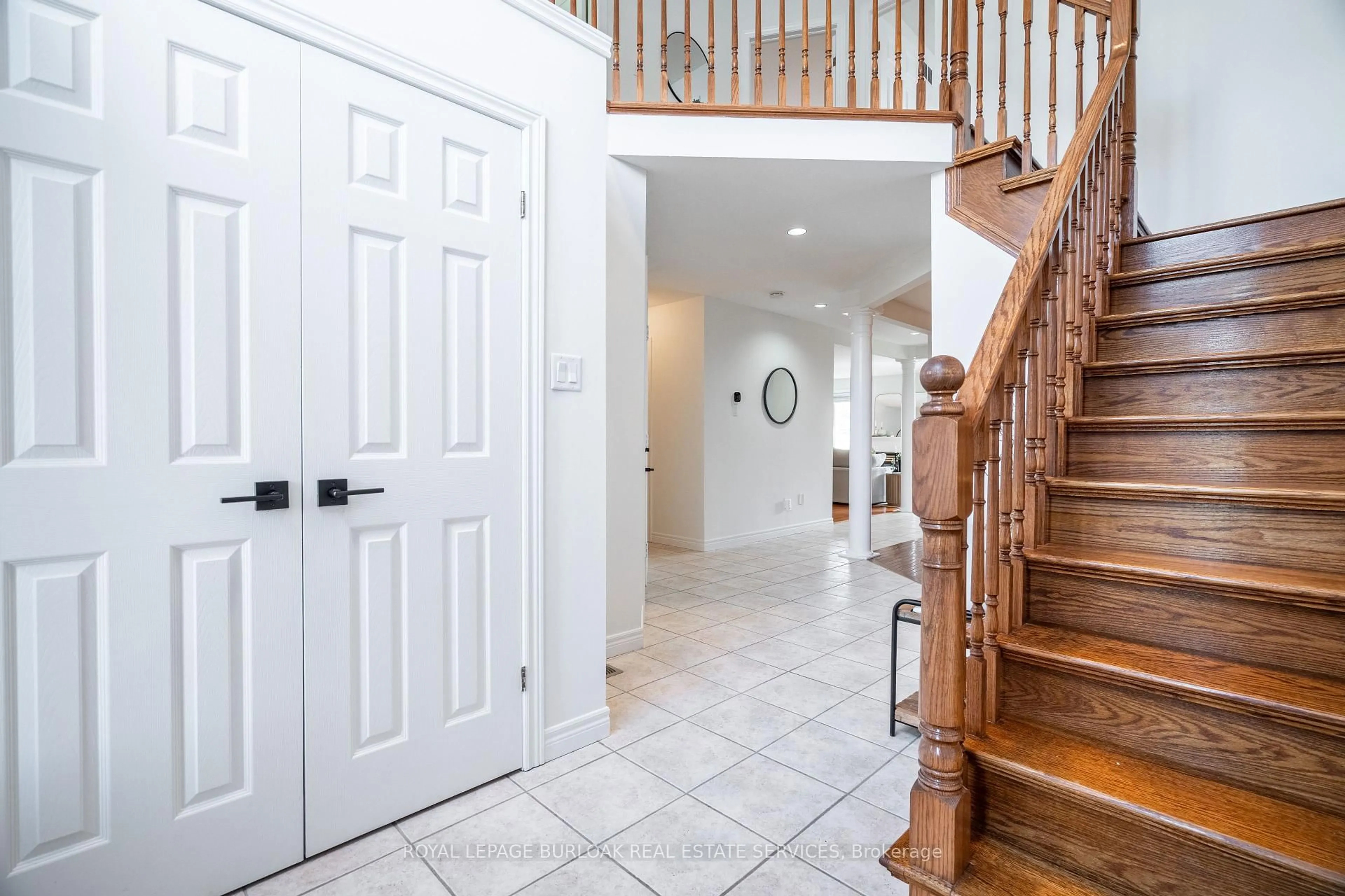 Indoor foyer for 39 Claudette Gate, Hamilton Ontario L9B 2S3