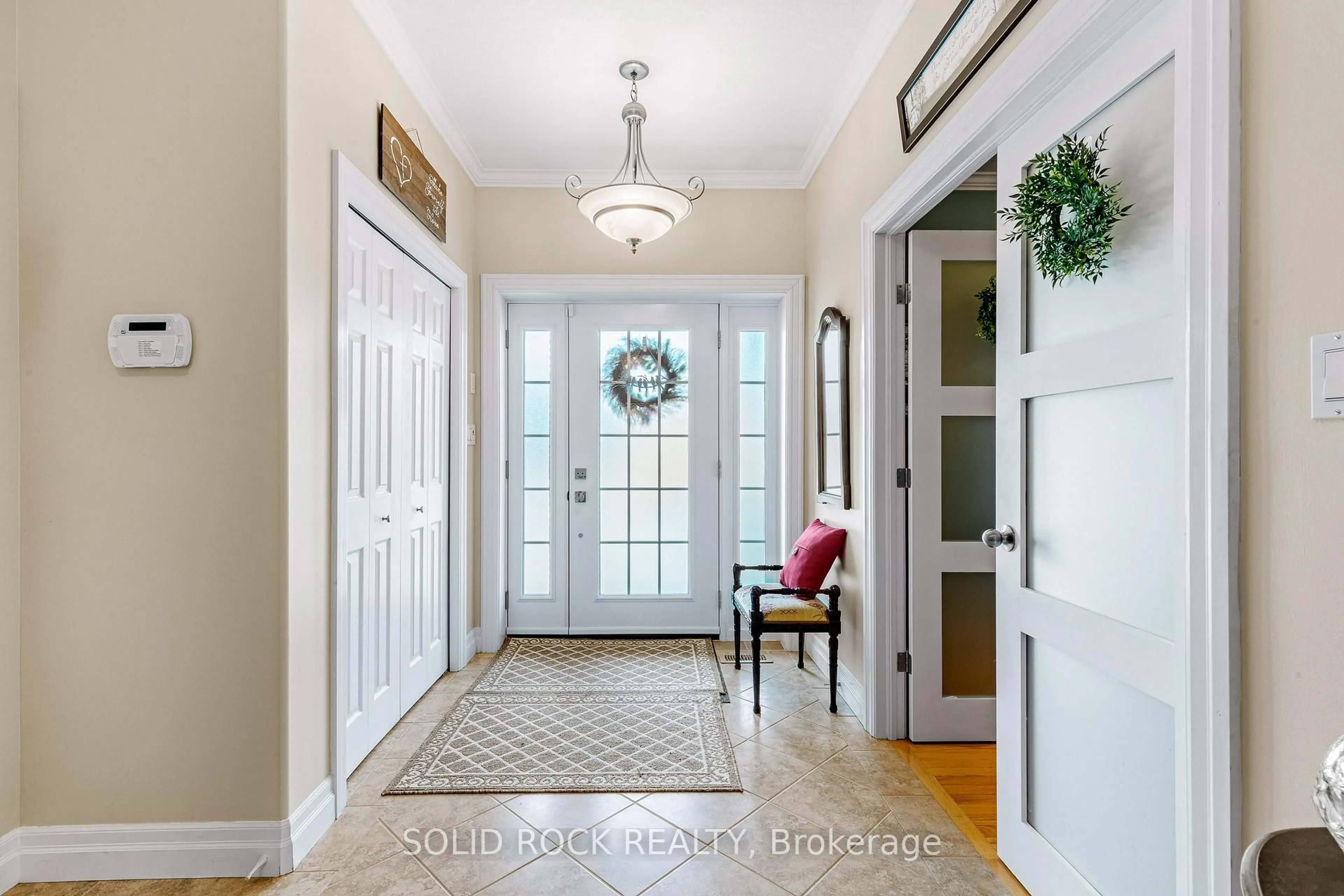 Indoor entryway for 1021 Crestwood Dr, Brockville Ontario K6V 7N1