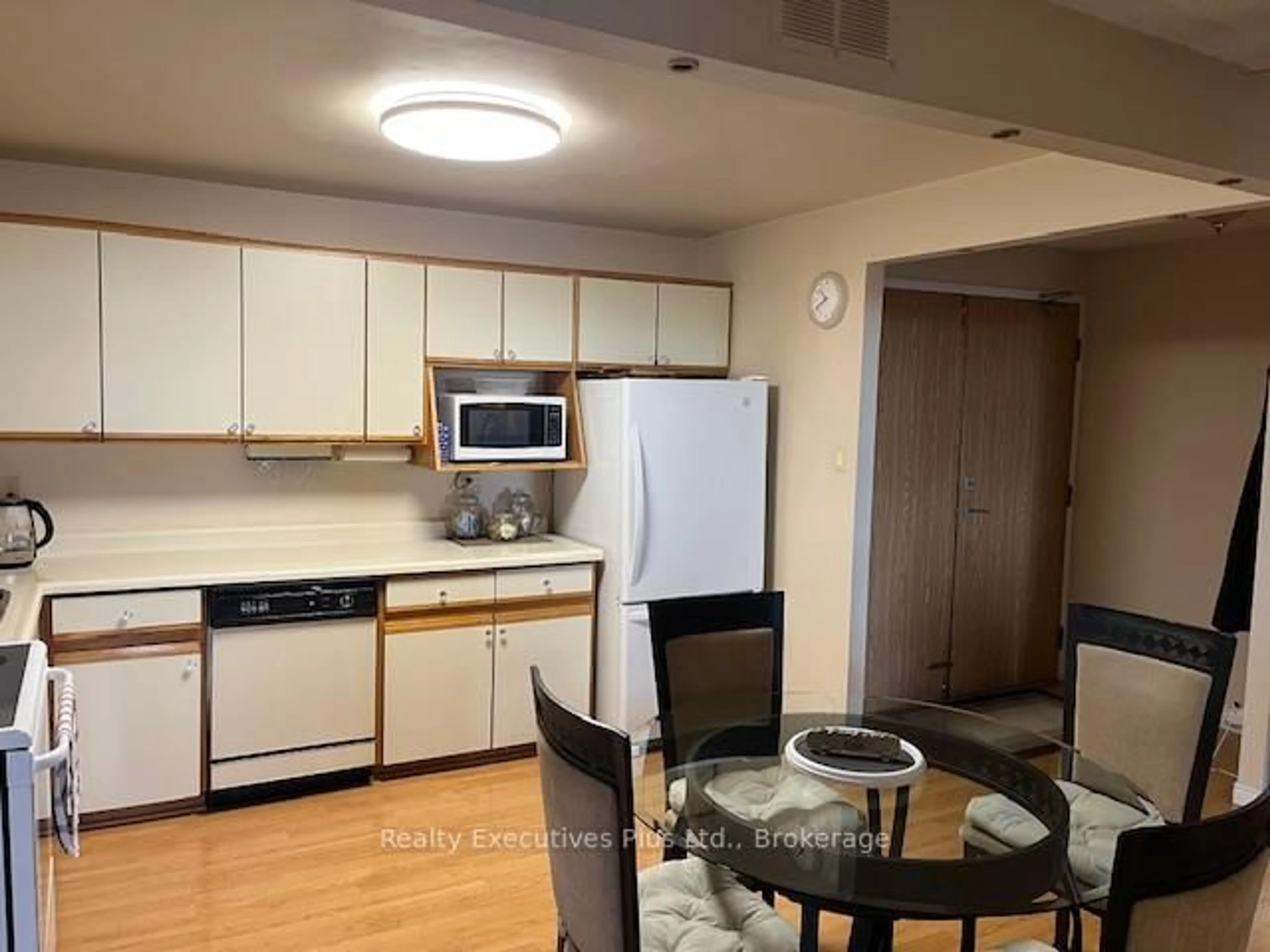 Standard kitchen, unknown for 21 EAST Ave #604, Hamilton Ontario L8N 2T3